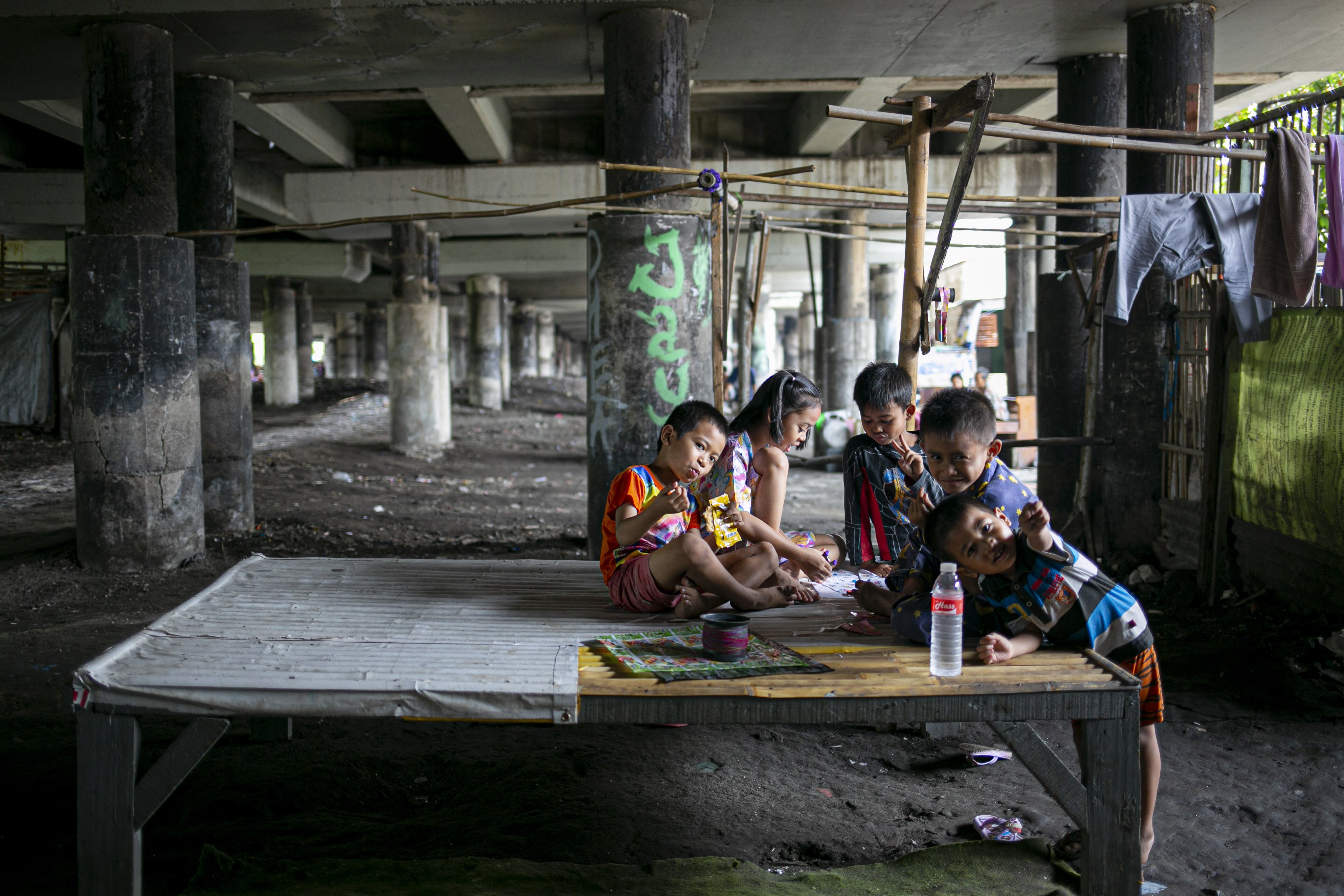 Sejumlah anak yang bermukim di kolong Tol Ir. Wiyoto Wiyono di RW 08, Papanggo, Tanjung Priok, Jakarta Utara.