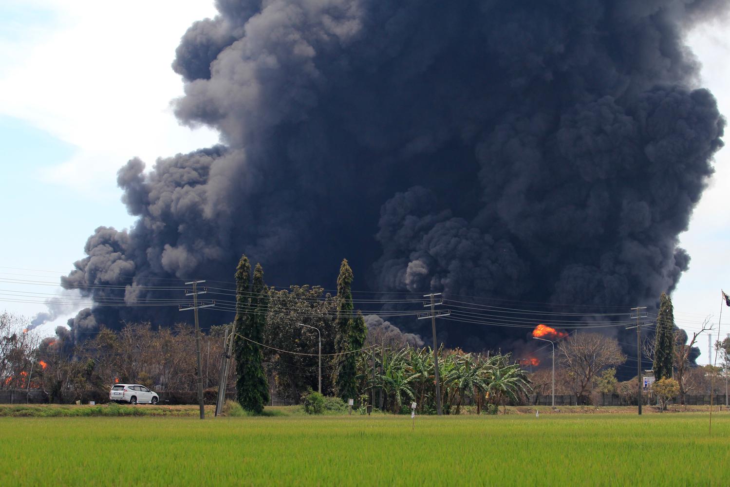 Kepulan asap hitam akibat kebakaran tangki minyak milik Pertamina RU VI Balongan, Indramayu, Jawa Barat, Senin (29/3/2021). Akibat kebakaran tersebut sedikitnya 20 orang terluka dan 500 warga yang tinggal di dekat lokasi terpaksa mengungsi.