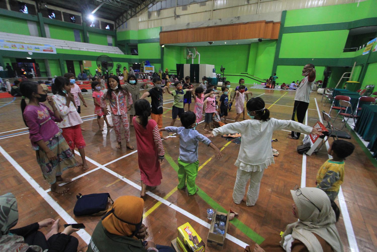 Sejumlah anak mengikuti pemulihan trauma di Gedung Olahraga Bumi Patra, Indramayu, Jawa Barat, Senin (29/3/2021). Sebanyak 932 warga yang tinggal di sekitar lokasi kebakaran kilang Pertamina Balongan terpaksa diungsikan ke gedung olahraga tersebut.