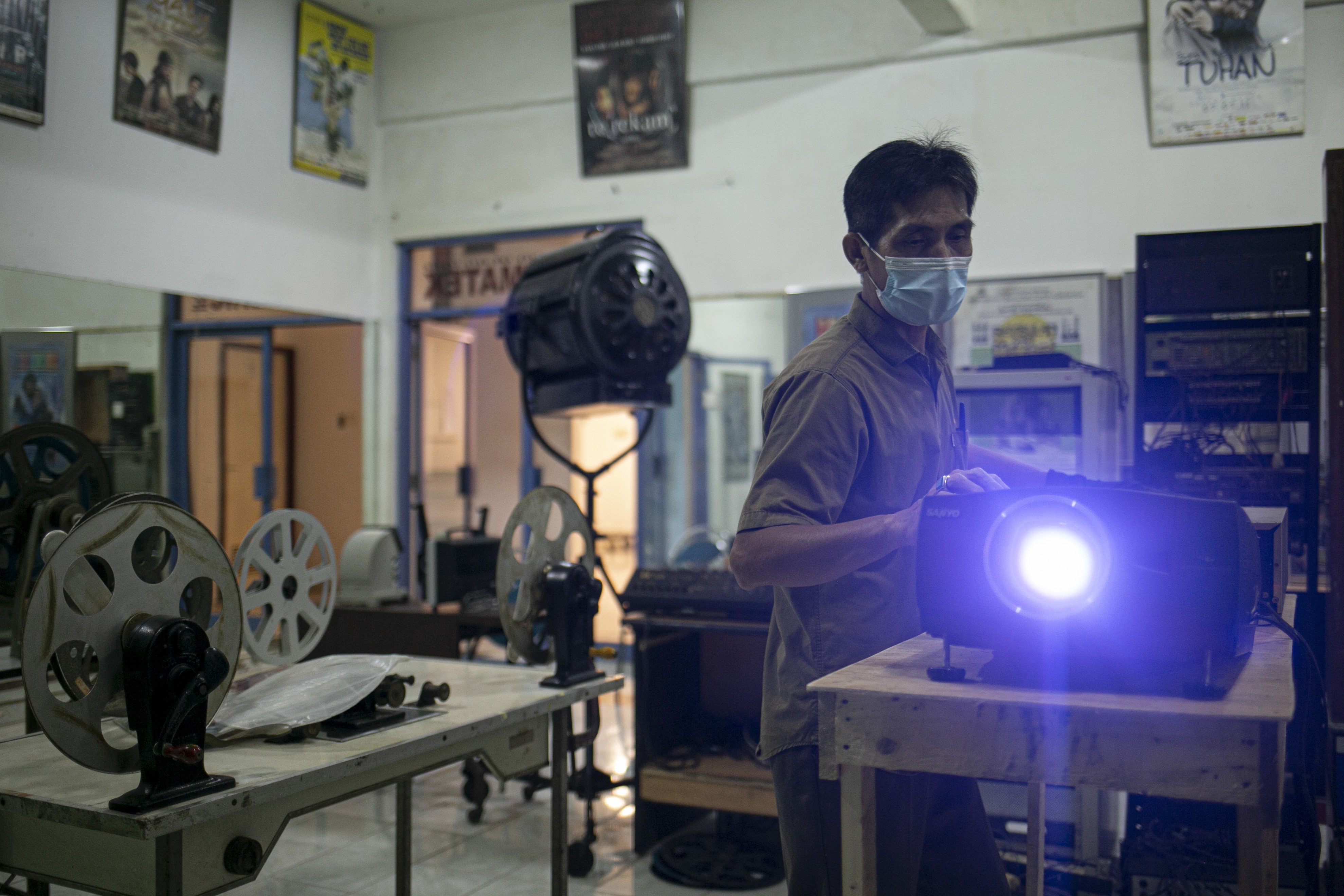 Firdaus (50), memutar film di Gedung Sinematek, jalan HR. Rasuna Said, RT.2/RW.5, Karet Kuningan, Kecamatan Setiabudi, Kota Jakarta Selatan.