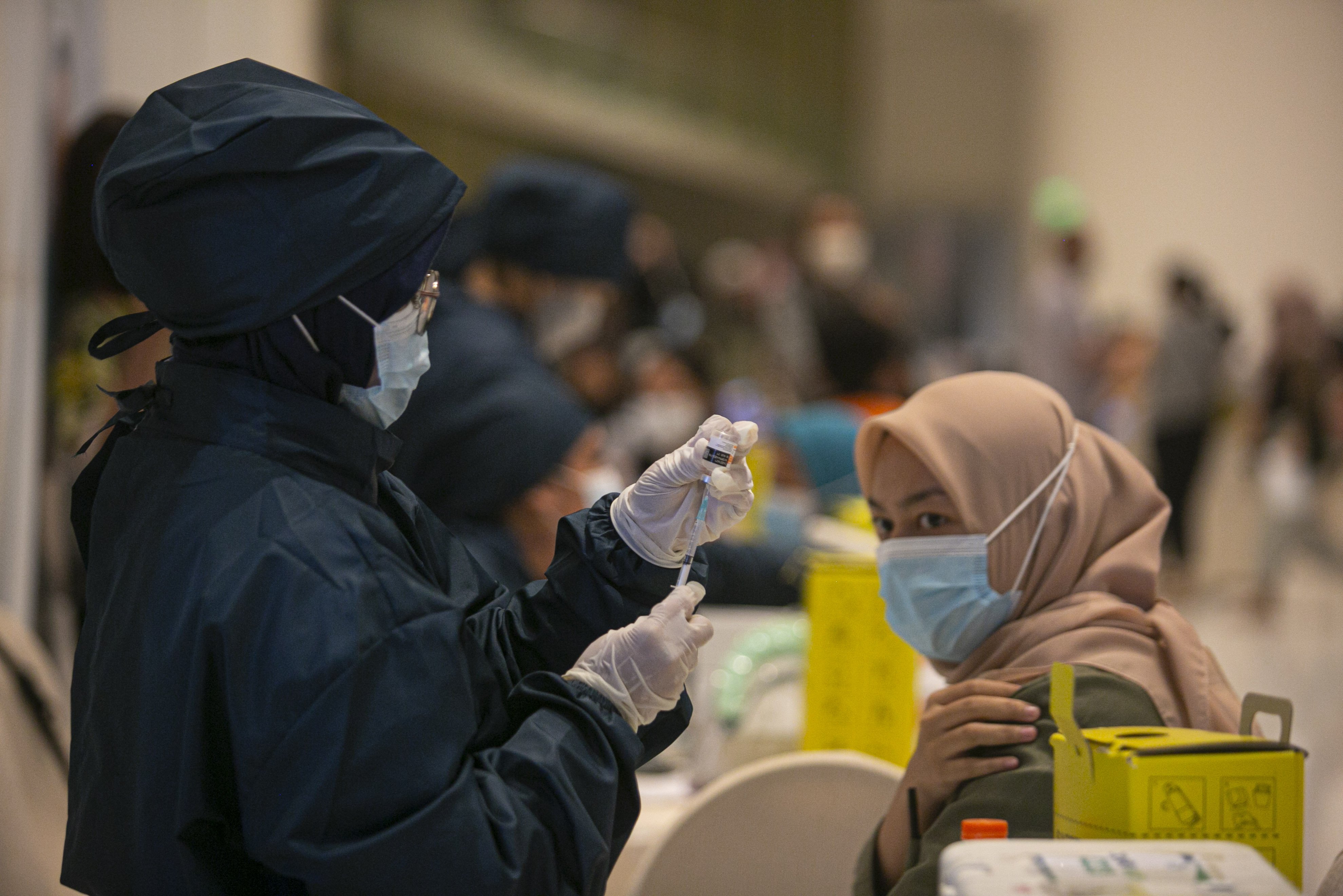 Petugas medis menyiapkan vaksin COVID-19 untuk pelaku UMKM di Ciputra Artpreneur, Jakarta, Kamis (1/4/2021). Kementerian Koperasi dan Usaha Kecil dan Menengah menyelenggarakan vaksinasi COVID-19 massal bagi 1.500 pelaku Usaha mikro kecil menengah (UMKM) di DKI Jakarta dengan target vaksinasi untuk pelaku UMKM tersebut mencapai 250.000 orang.