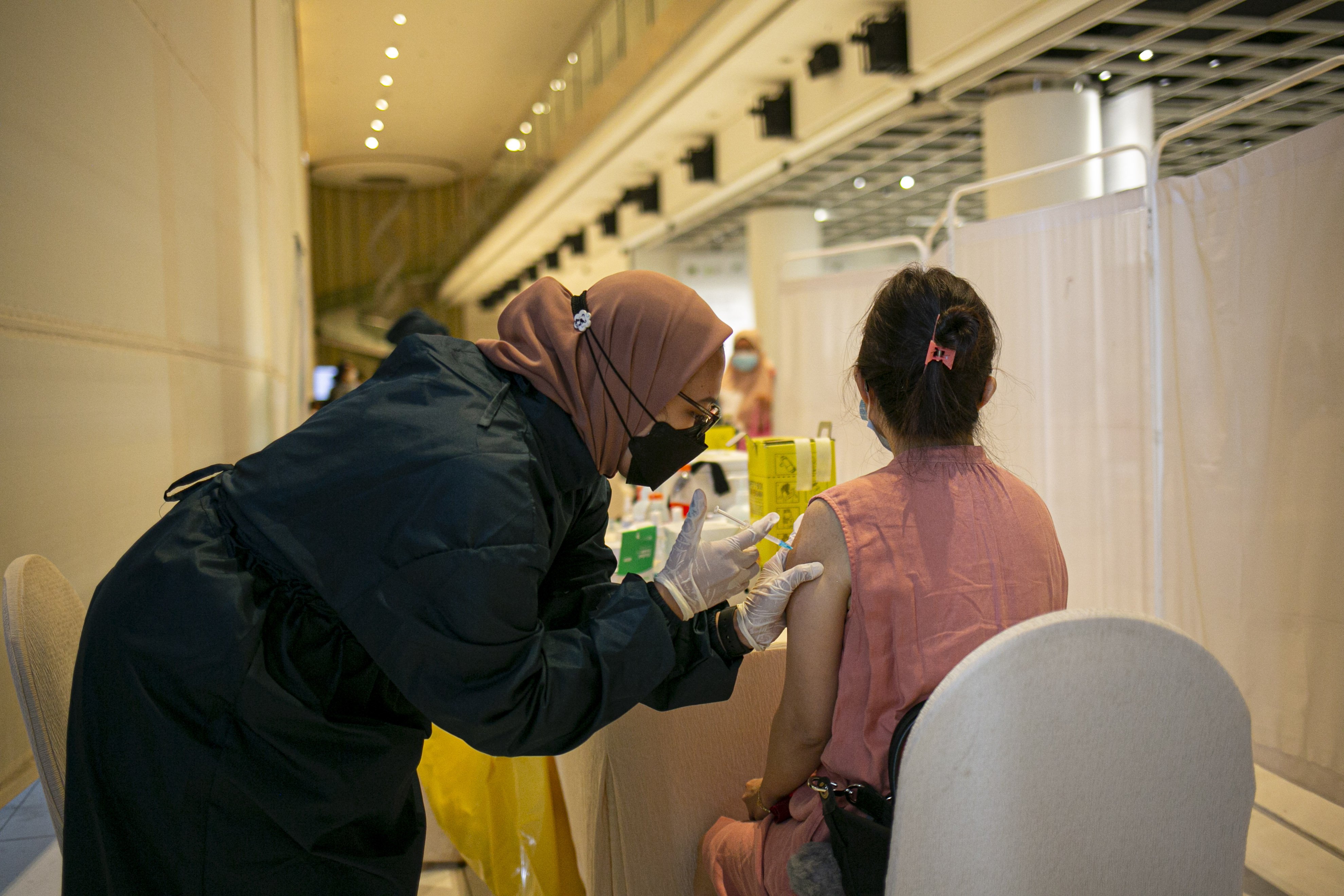Petugas medis menyuntikan vaksin COVID-19 kepada pelaku UMKM di Ciputra Artpreneur, Jakarta, Kamis (1/4/2021). Kementerian Koperasi dan Usaha Kecil dan Menengah menyelenggarakan vaksinasi COVID-19 massal bagi 1.500 pelaku Usaha mikro kecil menengah (UMKM) di DKI Jakarta dengan target vaksinasi untuk pelaku UMKM tersebut mencapai 250.000 orang.