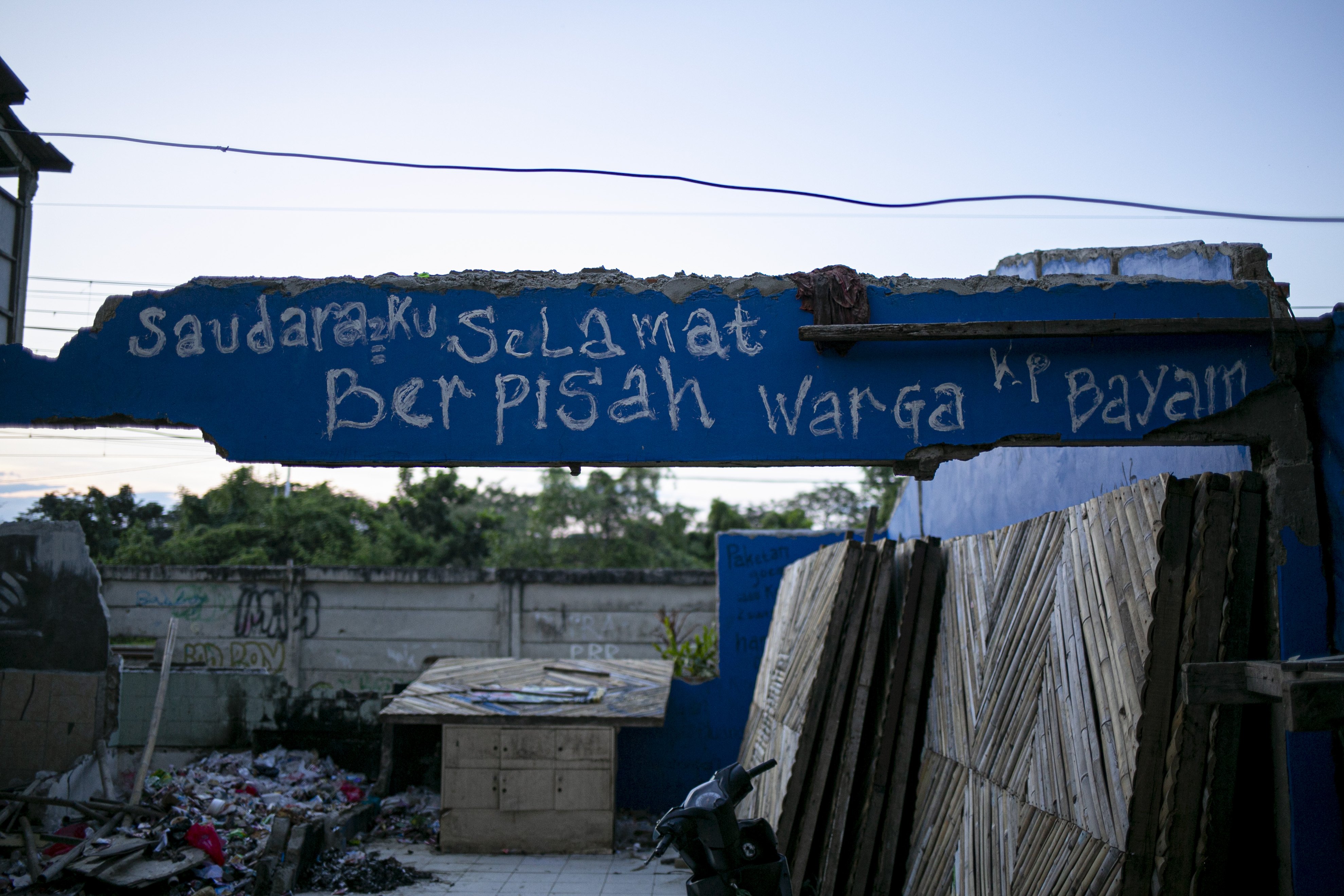 Puing-puing rumah warga terdampak proyek pembangunan Jakarta International Stadium (JIS) di Kampung Bayam, Tanjung Priok, Jakarta Utara. Sekitar 50 kk masih bertahan di tepi tembok pembatas proyek.