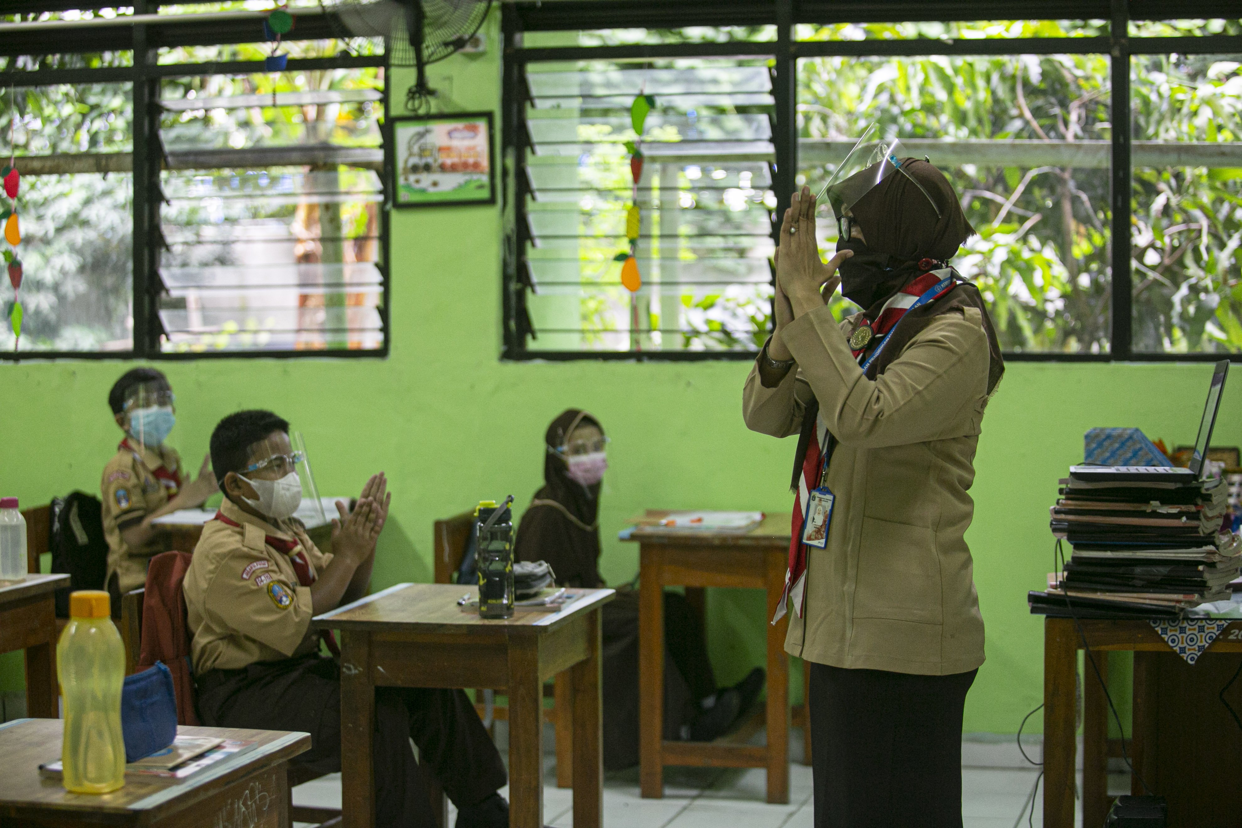 Sejumlah siswa mengikuti uji coba pembelajaran tatap muka di SDN Kenari 08 pagi, Jakarta, Rabu (7/4/2021). Pemerintah Provinsi DKI akan melakukan uji coba pembelajaran tatap muka terbatas di 85 sekolah mulai 7 April hingga 29 April 2021 dengan menerapkan protokol kesehatan Covid-19 yang ketat. Skema yang akan diterapkan adalah pembelajaran tatap muka secara bergantian di dalam ruangan maksimum 50 persen dari kapasitas ruangan.
