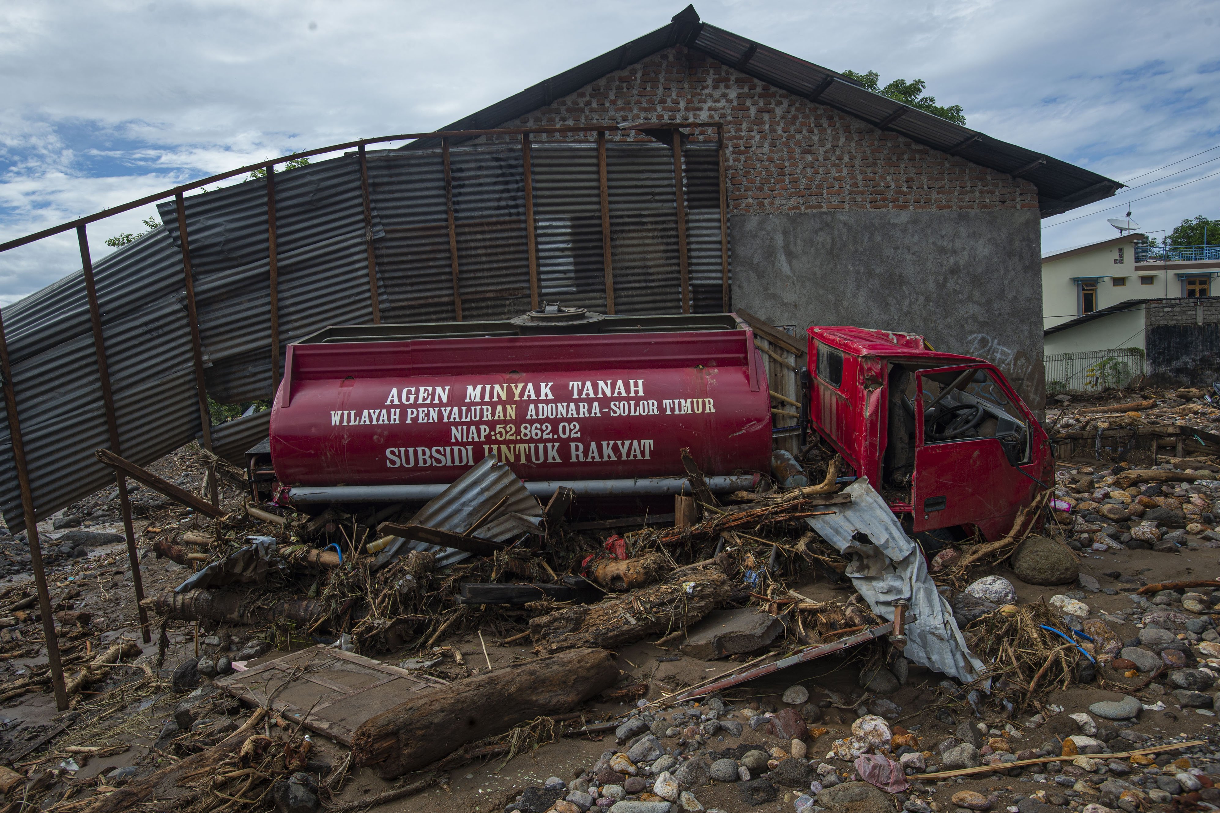 Sebuah truk minyak terdampar di antara puing-puing permukiman yang hancur akibat banjir bandang di Weiwerang, Adonara Timur, Kabupaten Flores Timur, Nusa Tenggara Timur (NTT).