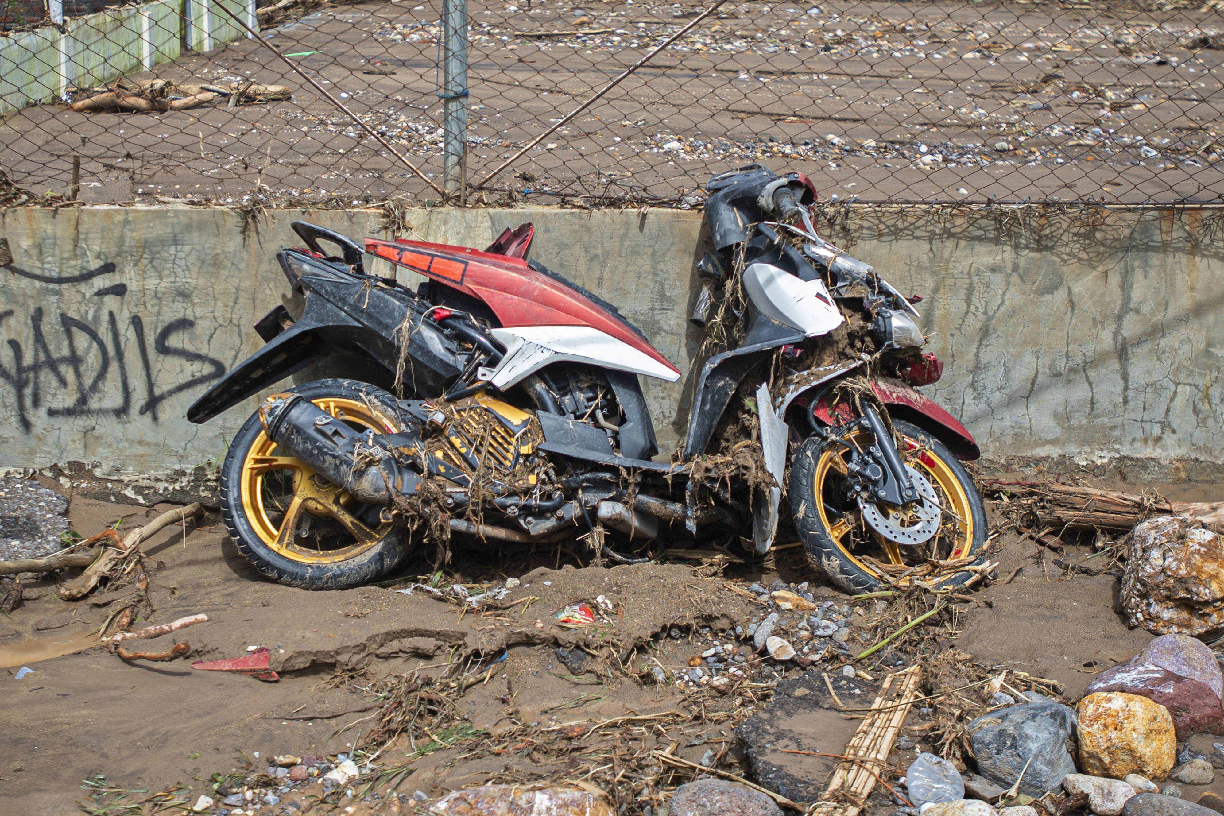 Sebuah sepeda motor rusak terdampar di antara puing-puing permukiman yang hancur akibat banjir bandang di Weiwerang, Adonara Timur, Kabupaten Flores Timur, Nusa Tenggara Timur (NTT).