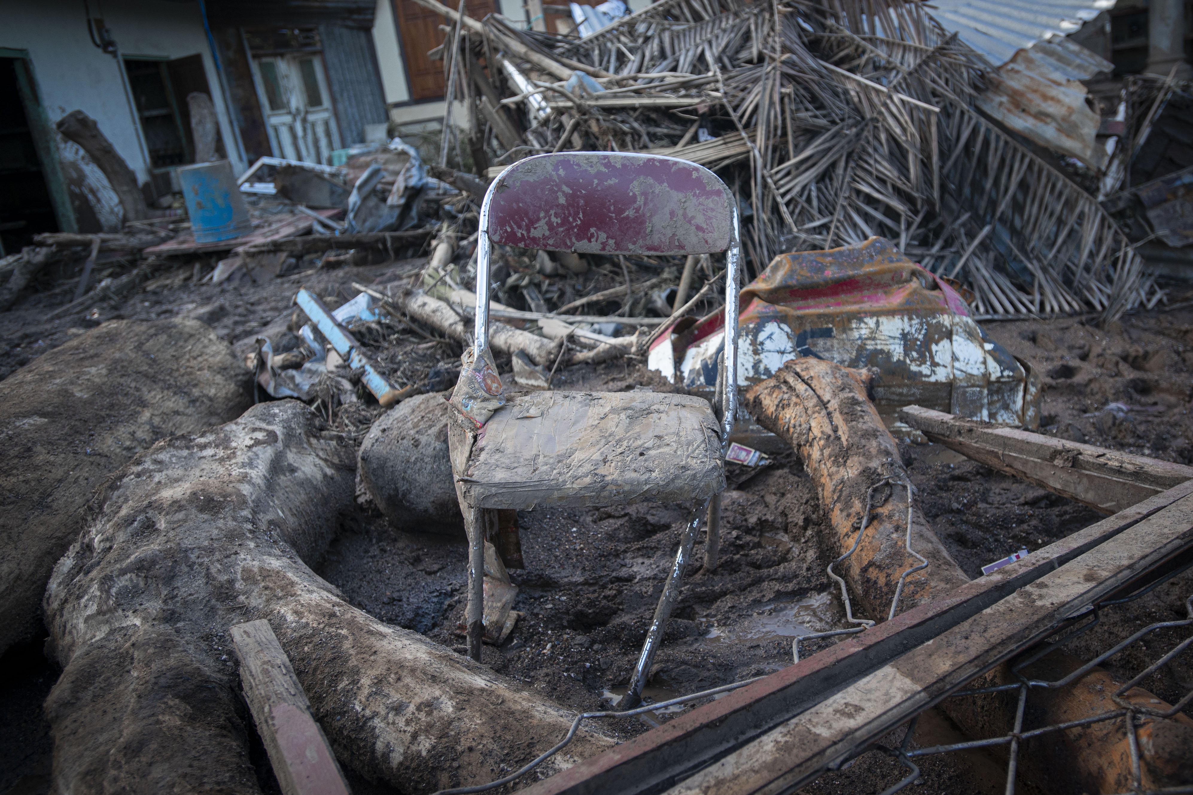 Sebuah kursi tertutup lumpur di antara puing-puing rumah akibat banjir bandang di Desa Weiburak, Adonara Timur, Kabupaten Flores Timur, Nusa Tenggara Timur (NTT).\r\n