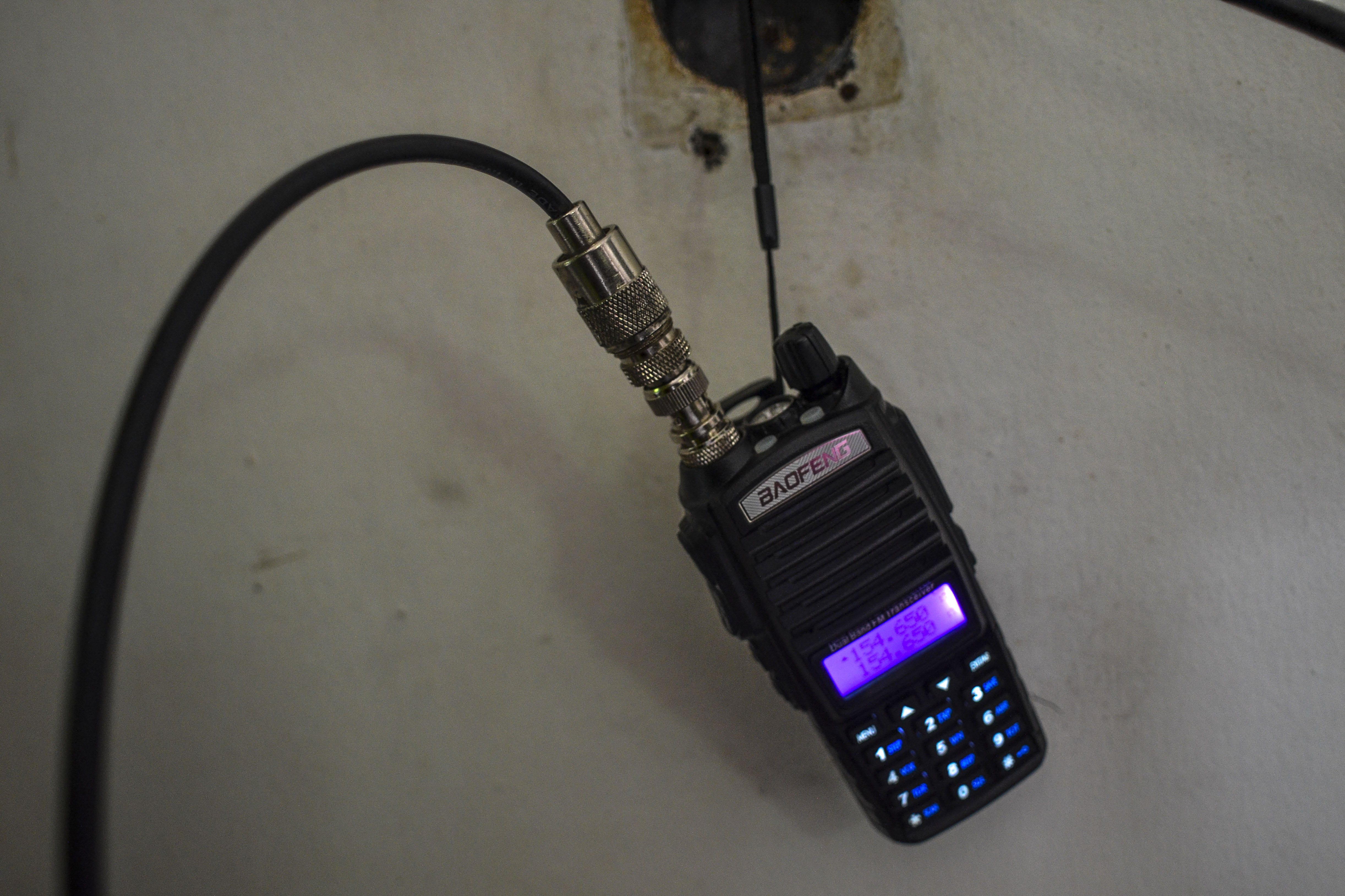 Detail radio Handy Talky yang menggunakan antena tambahan yang digunakan saat pembelajaran jarak jauh di Dusun Ciakar, Desa Pasawahan, Kecamatan Banjaranyar Kabupaten Ciamis, Jawa Barat.
