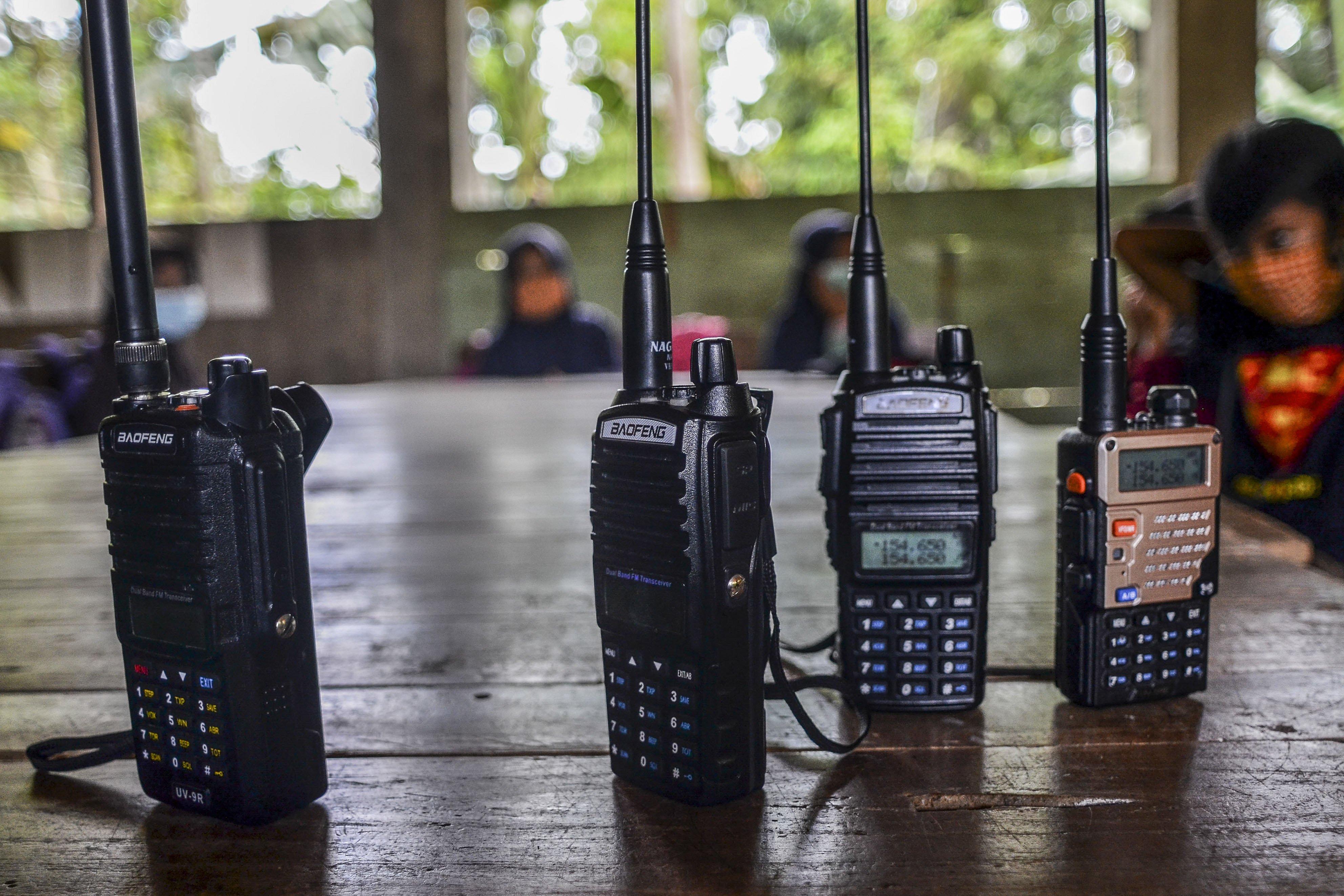 Siswa sekolah Madrasah Ibtidaiyah Pesawahan belajar cara mengoperasikan radio Handy Talky (HT) untuk pembelajaran jarak jauh di Dusun Ciakar, Desa Pasawahan, Kecamatan Banjaranyar Kabupaten Ciamis, Jawa Barat.