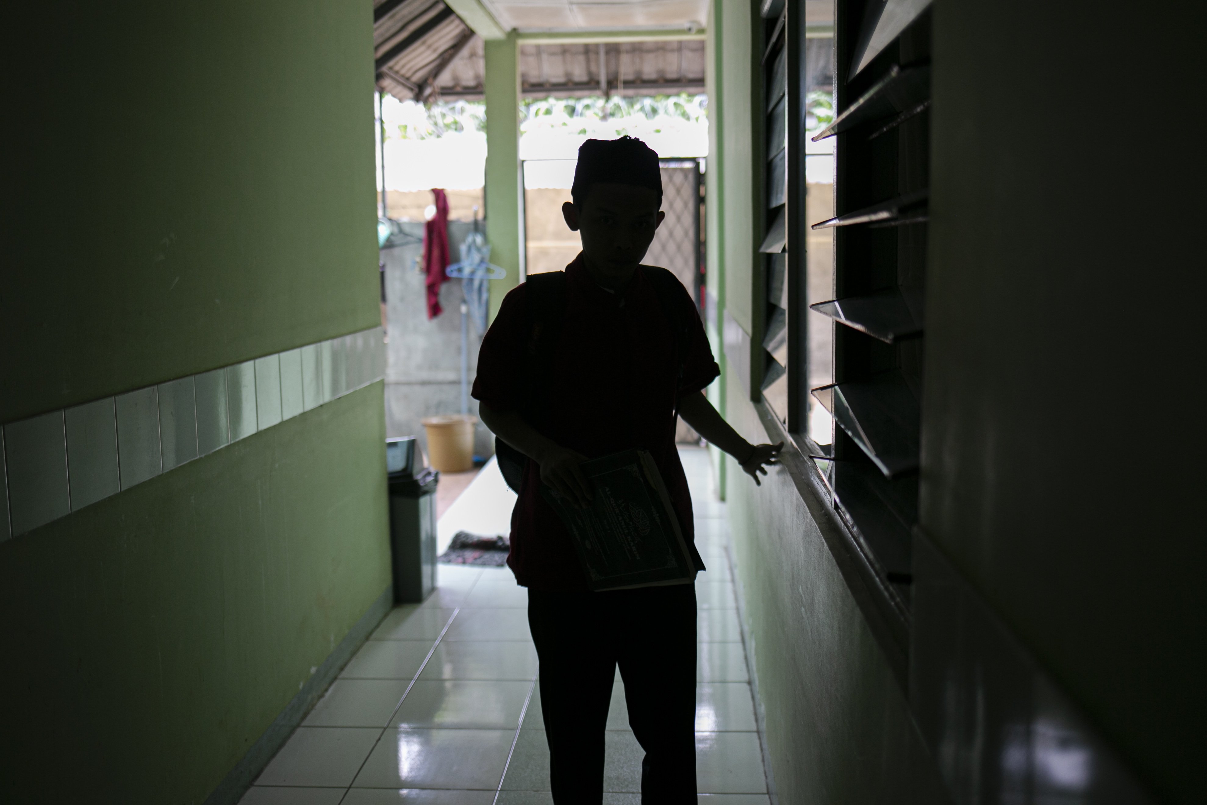 Seorang santri tunanetra menyusuri lorong di Pesantren Raudlatul Makfufin, Serpong, Tangerang Selatan.