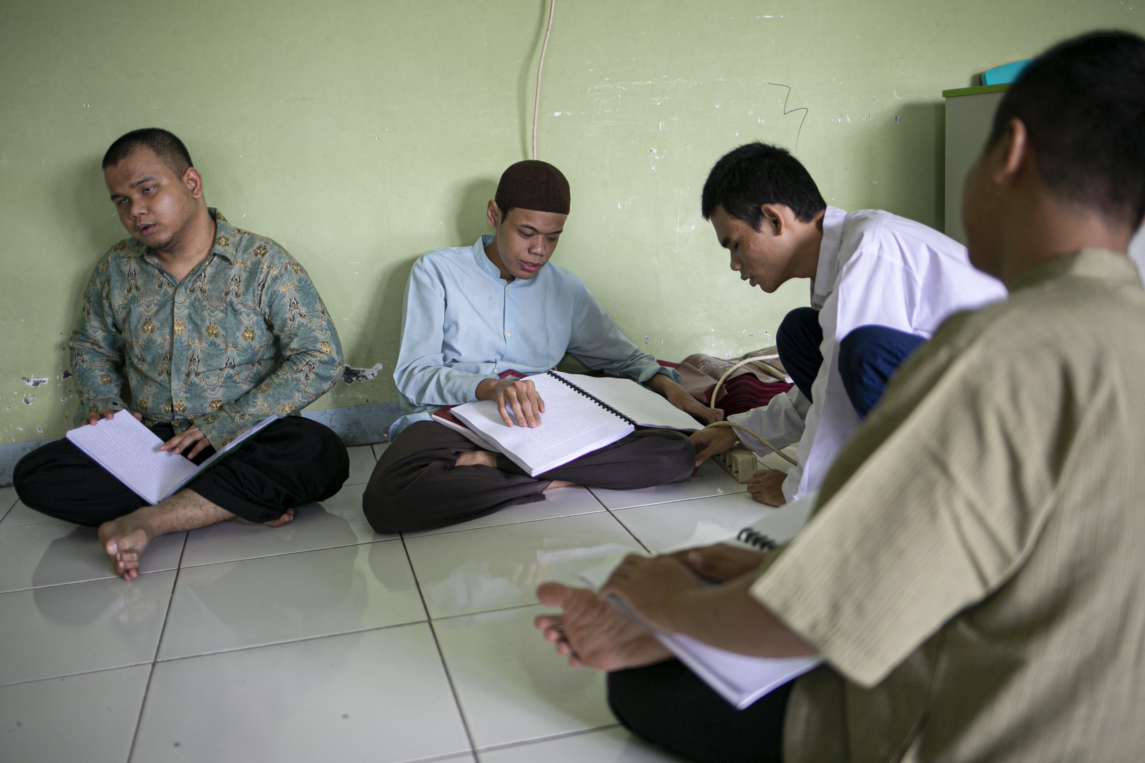 Sejumlah santri tunanetra membaca Al-quran Braille di Pesantren Raudlatul Makfufin, Serpong, Tangerang Selatan.