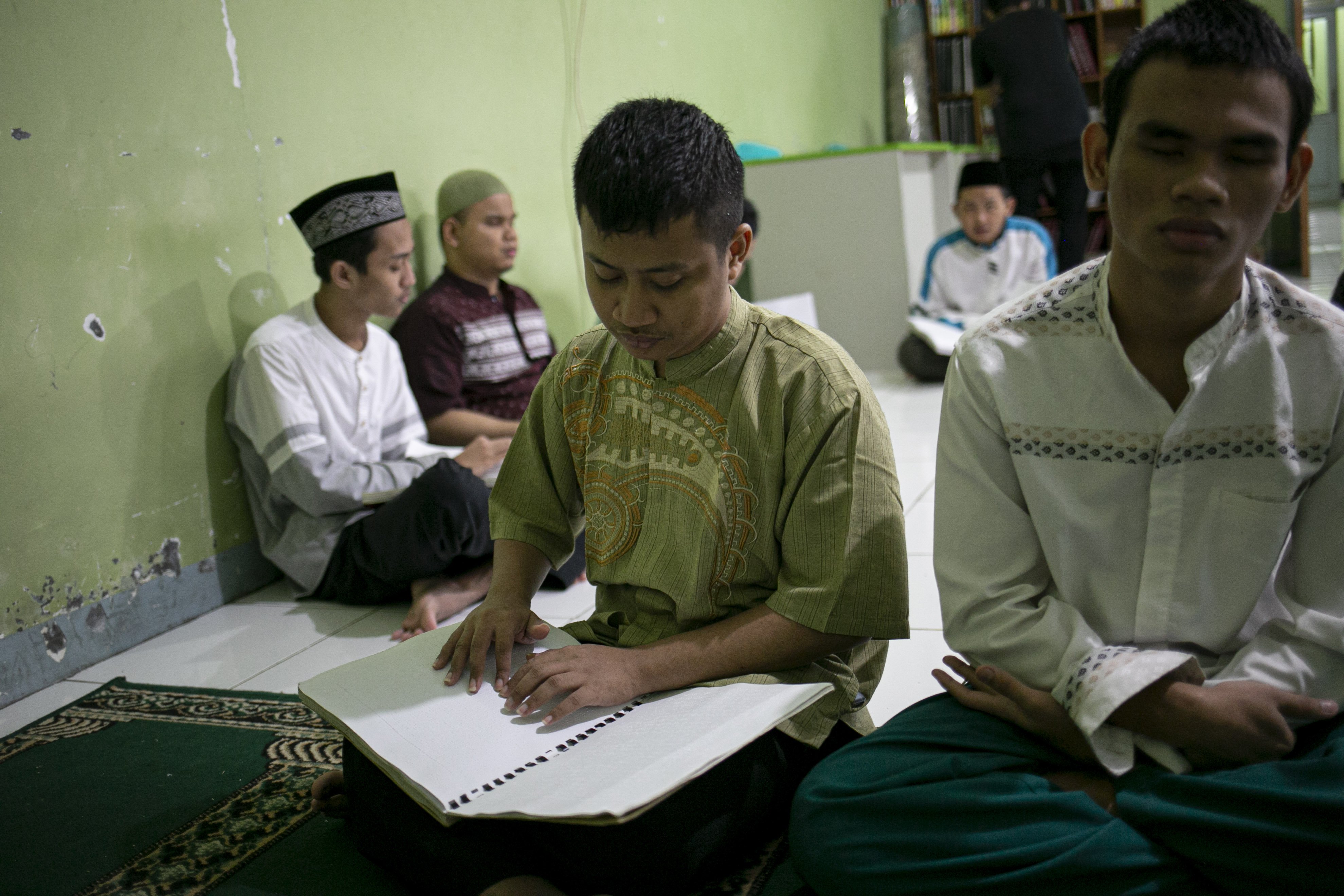 Sejumlah santri tunanetra membaca Al-quran Braille di Pesantren Raudlatul Makfufin, Serpong, Tangerang Selatan.