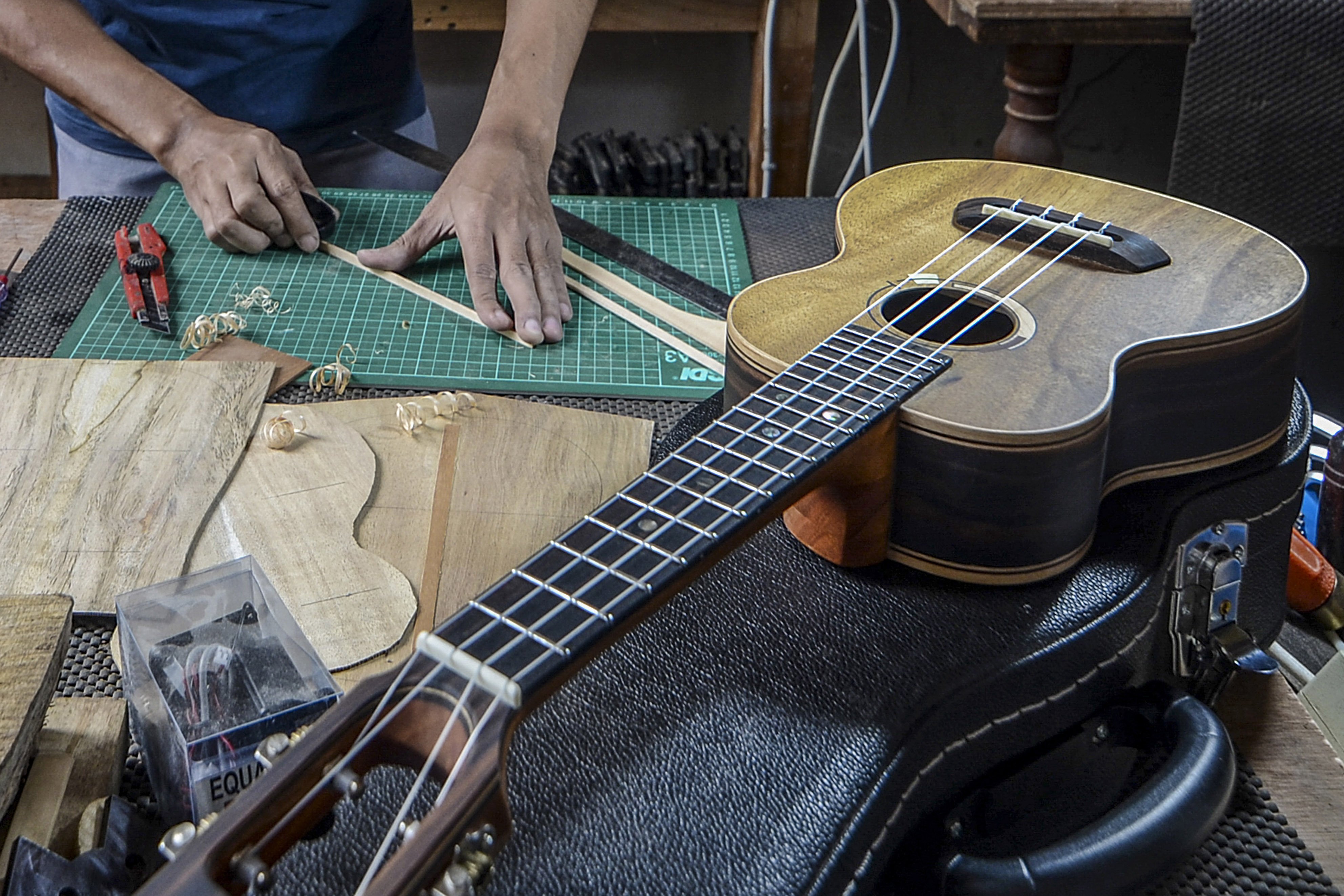 Proses pembuatan ukulele Mahardika Instrument di Bandung, Jawa Barat.