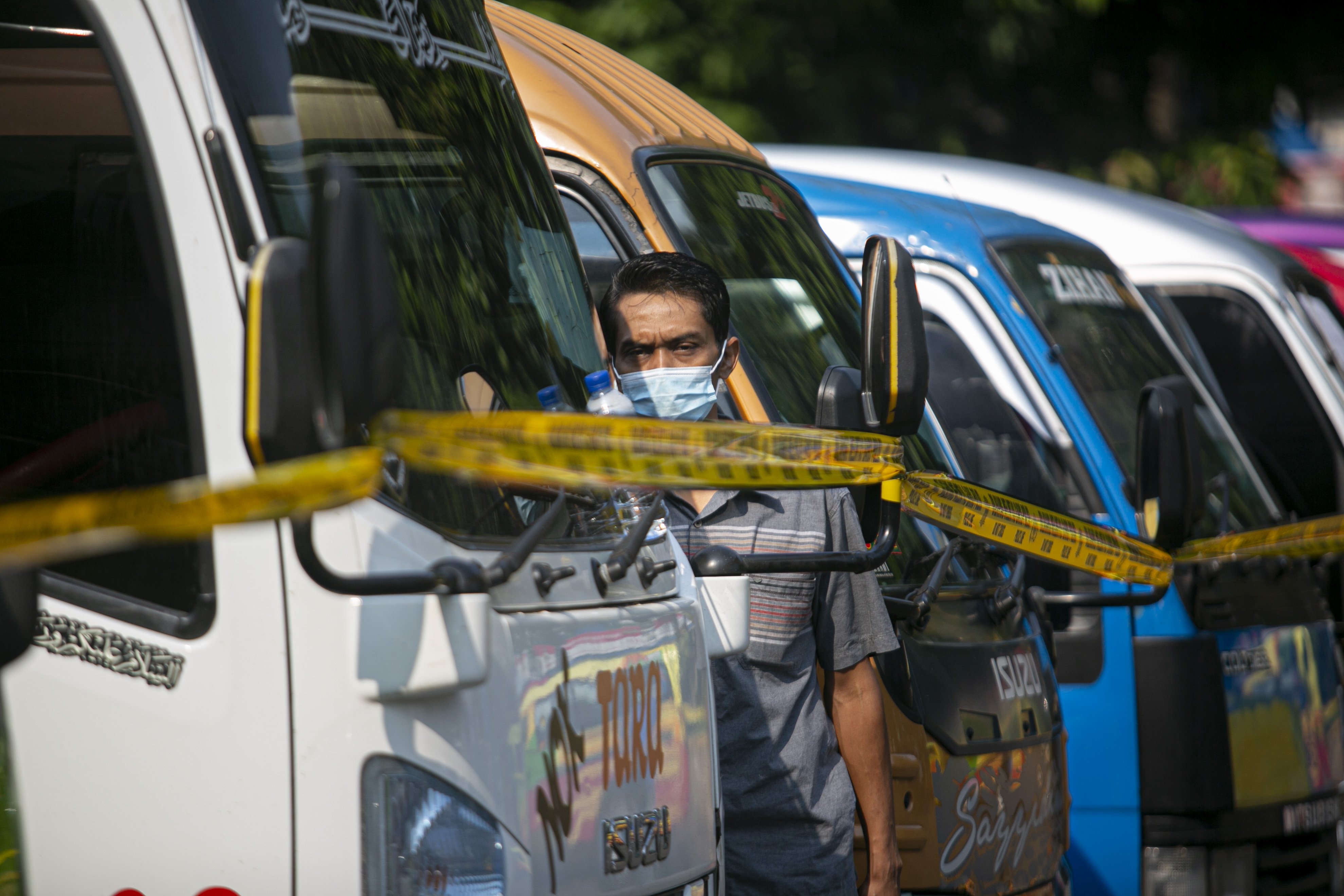 Pemilik kendaraan travel gelap menunggu hasil pemeriksaan usai diamankan petugas kepolisian di Lapangan Presisi Dit Lantas PMJ, Jakarta, Kamis (29/4/2021). Dit Lantas PMJ berhasil menangkap dan menyita sebanyak 115 kendaraan travel gelap yang beroperasi di wilayah Jakarta dan sekitarnya.