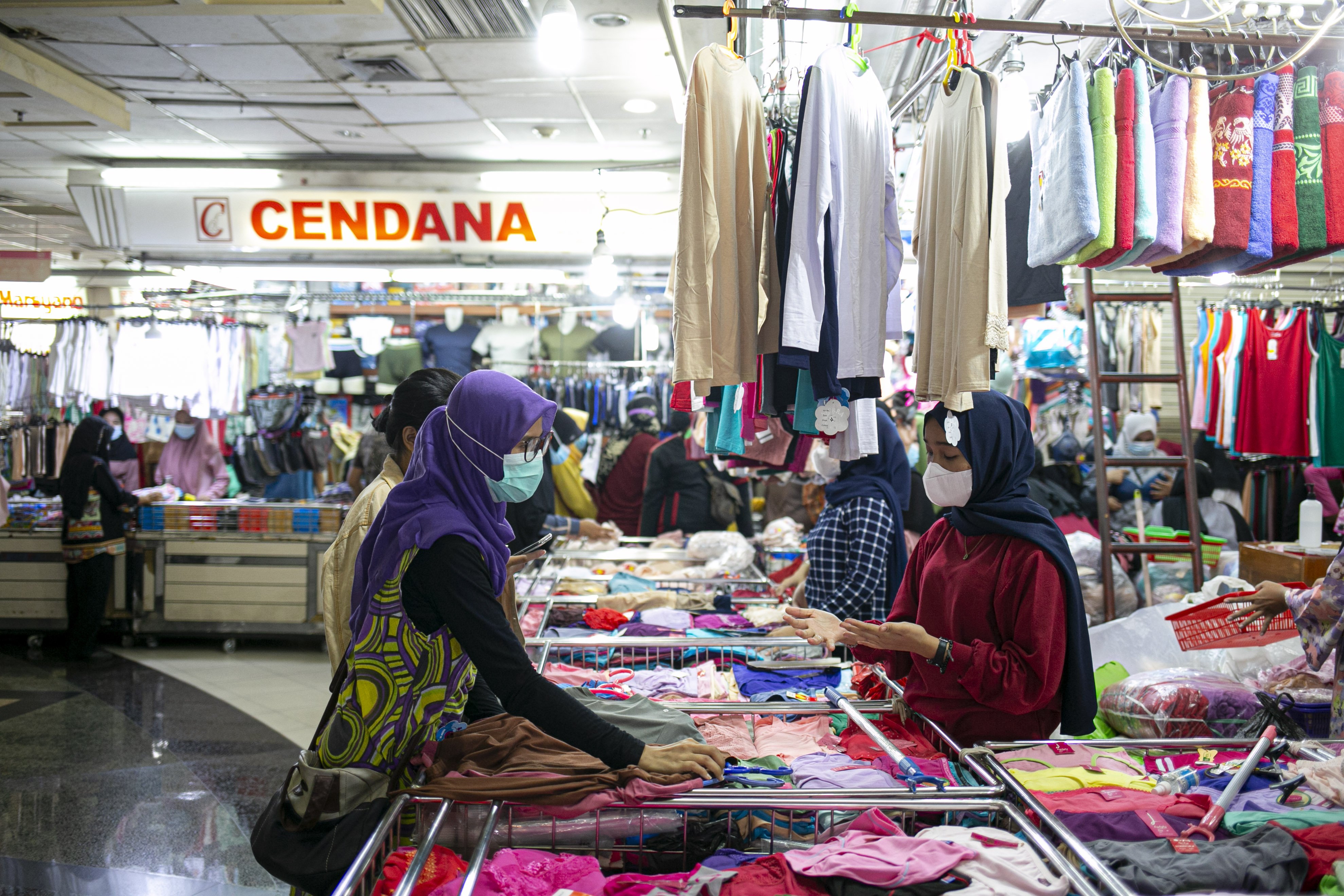 Warga berbelanja di Pasar Tanah Abang Blok A, Jakarta Pusat, Minggu (2/5/2021). H-10 menjelang Hari Raya Idul Fitri 1442 Hijriah kawasan tersebut mulai dipadati warga untuk berbelanja berbagai kebutuhan, guna mengantisipasi kepadatan petugas mengatur keluar masuk pengunjung.