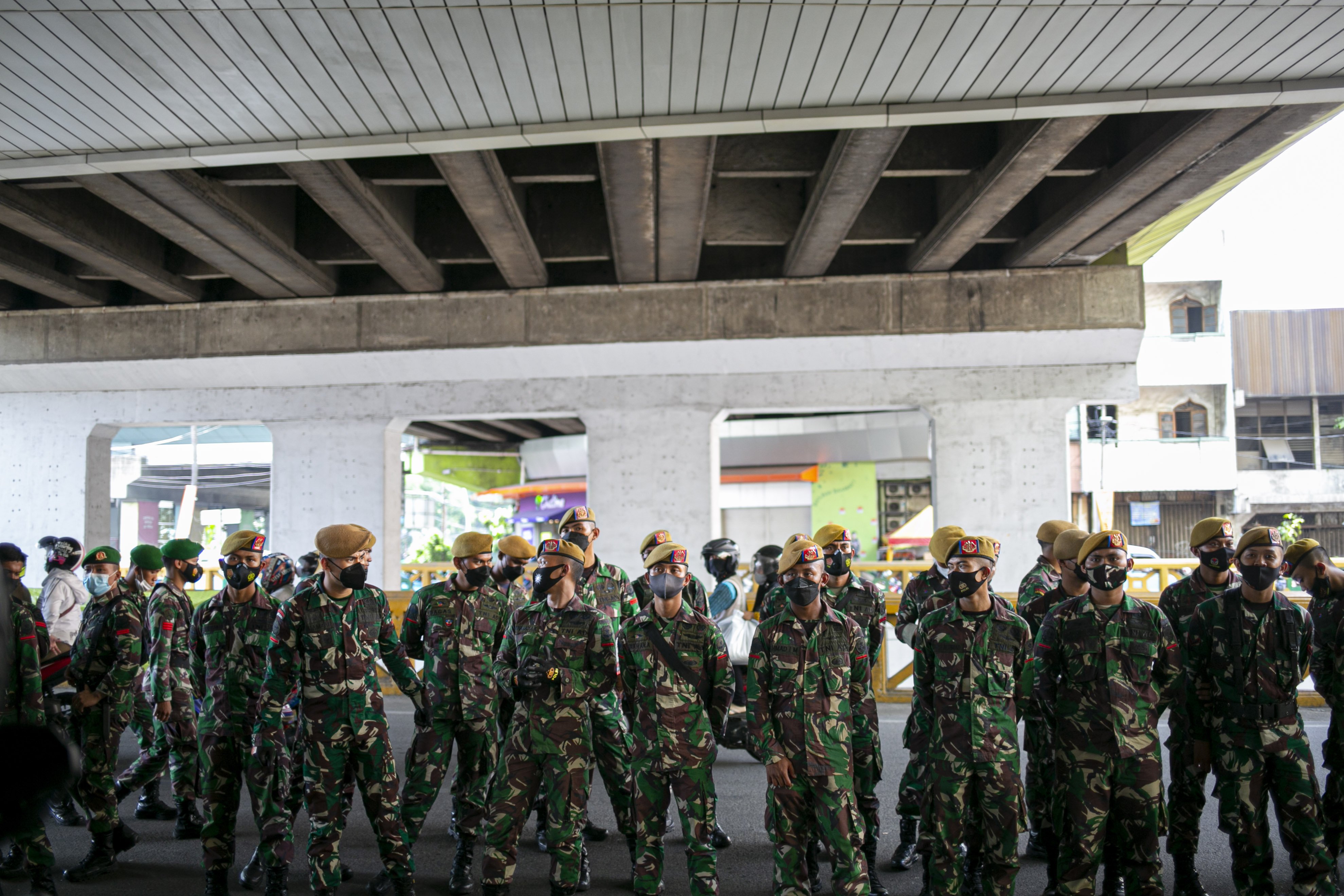 Sejumlah TNI berjaga di kawasan Pasar Tanah Abang Blok A, Jakarta Pusat, Minggu (2/5/2021). H-10 menjelang Hari Raya Idul Fitri 1442 Hijriah kawasan tersebut mulai dipadati warga untuk berbelanja berbagai kebutuhan, guna mengantisipasi kepadatan petugas mengatur keluar masuk pengunjung.