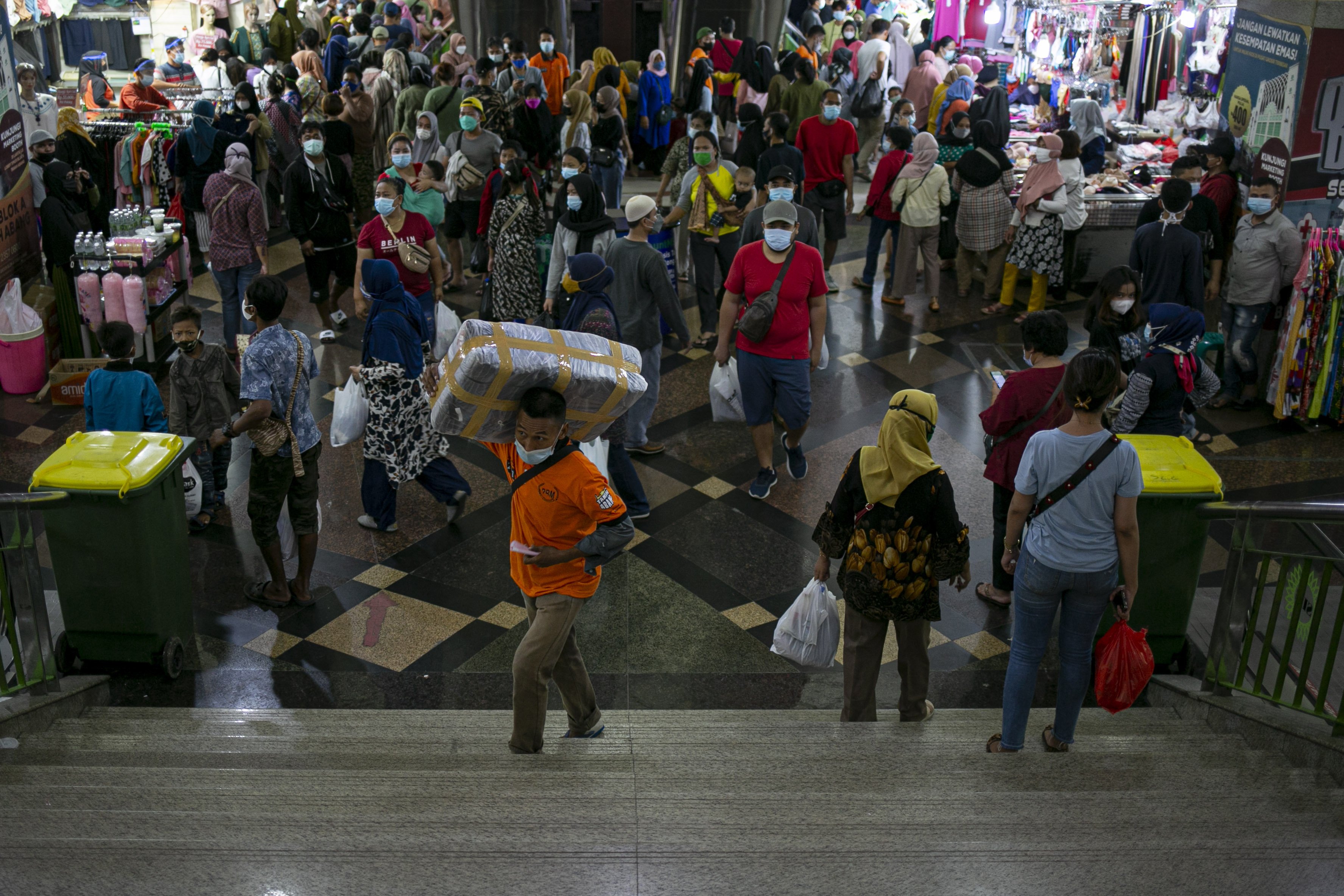 Sejumlah warga berbelanja di Pasar Tanah Abang Blok A, Jakarta Pusat, Minggu (2/5/2021). H-10 menjelang Hari Raya Idul Fitri 1442 Hijriah kawasan tersebut mulai dipadati warga untuk berbelanja berbagai kebutuhan, guna mengantisipasi kepadatan petugas mengatur keluar masuk pengunjung.