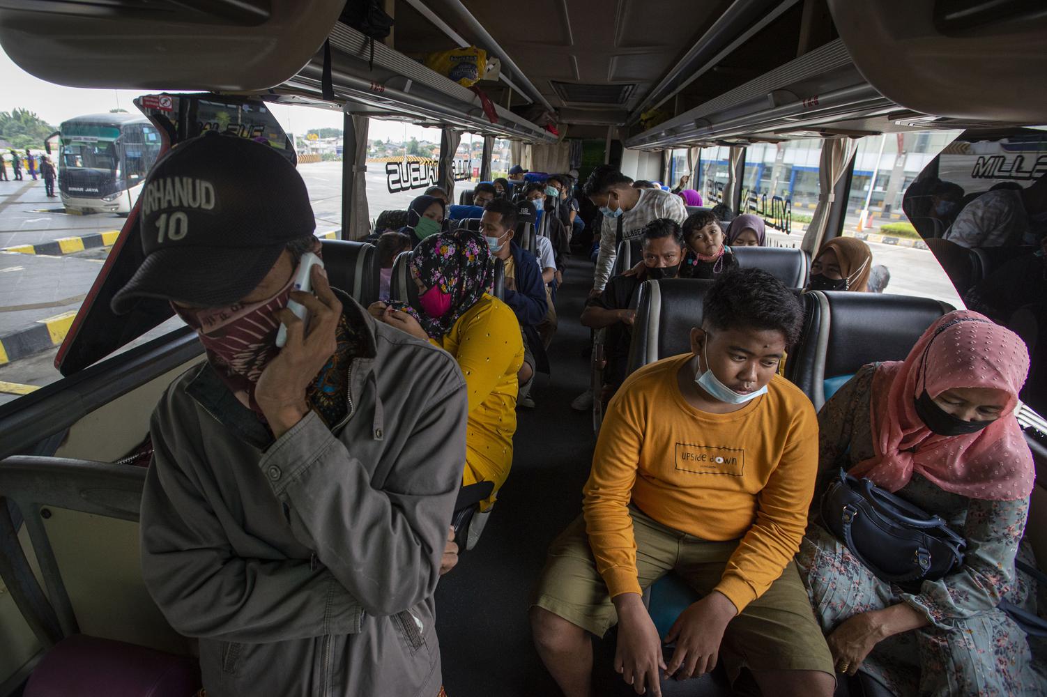 Sejumlah penumpang berada di dalam armada bus dengan tujuan Madura di Terminal Bus Terpadu Pulo Gebang, Jakarta, Selasa (4/5/2021). Sejumlah warga memilih melakukan perjalanan ke kampung halaman dengan armada bus dari terminal tersebut sebelum pemerintah memberlakukan pelarangan mudik mulai tanggal 6 hingga 17 Mei 2021.
