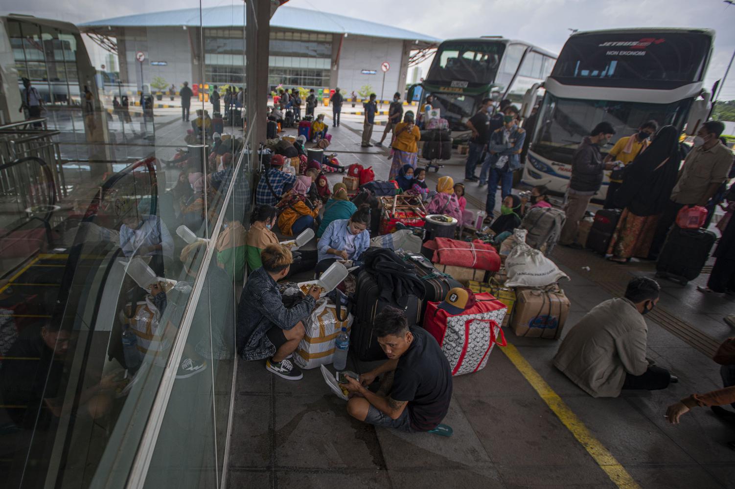 Sejumlah calon penumpang menunggu bus yang akan mengangkut mereka di Terminal Bus Terpadu Pulo Gebang, Jakarta, Selasa (4/5/2021). Sejumlah warga memilih melakukan perjalanan ke kampung halaman dengan armada bus dari terminal tersebut sebelum pemerintah memberlakukan pelarangan mudik mulai tanggal 6 hingga 17 Mei 2021.