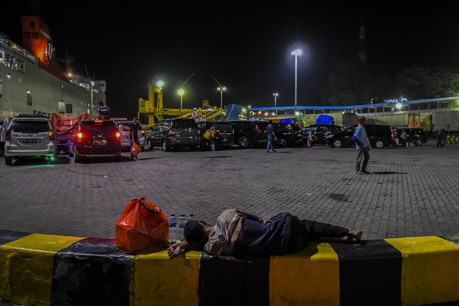 Kendaraan pemudik tujuan Sumatera mengantre untuk memasuki kapal Roro di Pelabuhan Merak, Banten, Rabu (5/5/2021) dinihari. Jelang larangan mudik pada 6 Mei 2021, Pelabuhan Merak mengoperasikan 29 kapal roro untuk melayani penyeberangan penumpang menuju Pelabuhan Bakauheni.