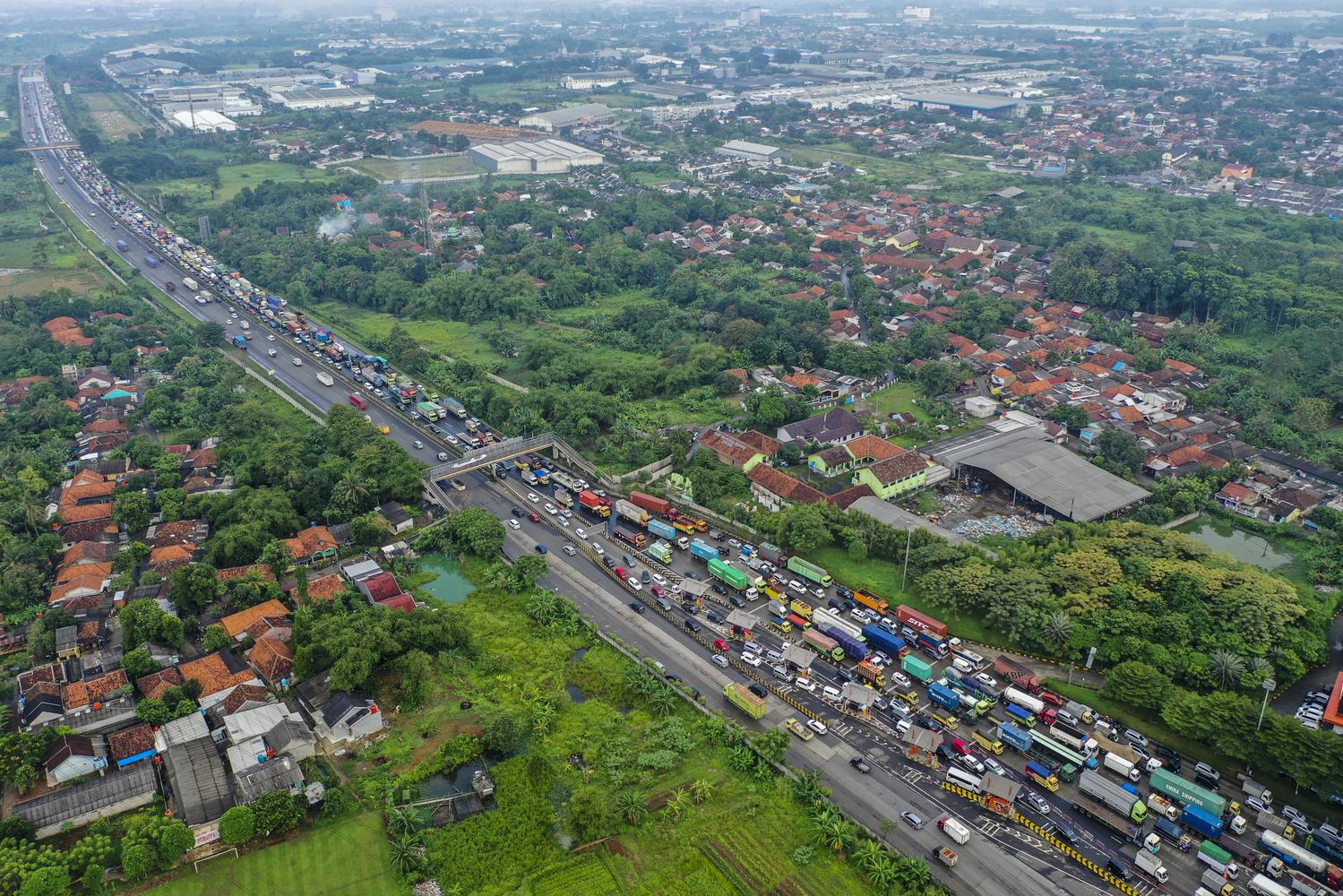 Foto aerial kendaraan terjebak macet di Pintu Tol Cikupa, Tangerang, Banten, Kamis (6/5/2021). Ribuan kendaraan terjebak macet hingga delapan kilometer akibat kegiatan penyekatan larangan mudik Lebaran 2021.