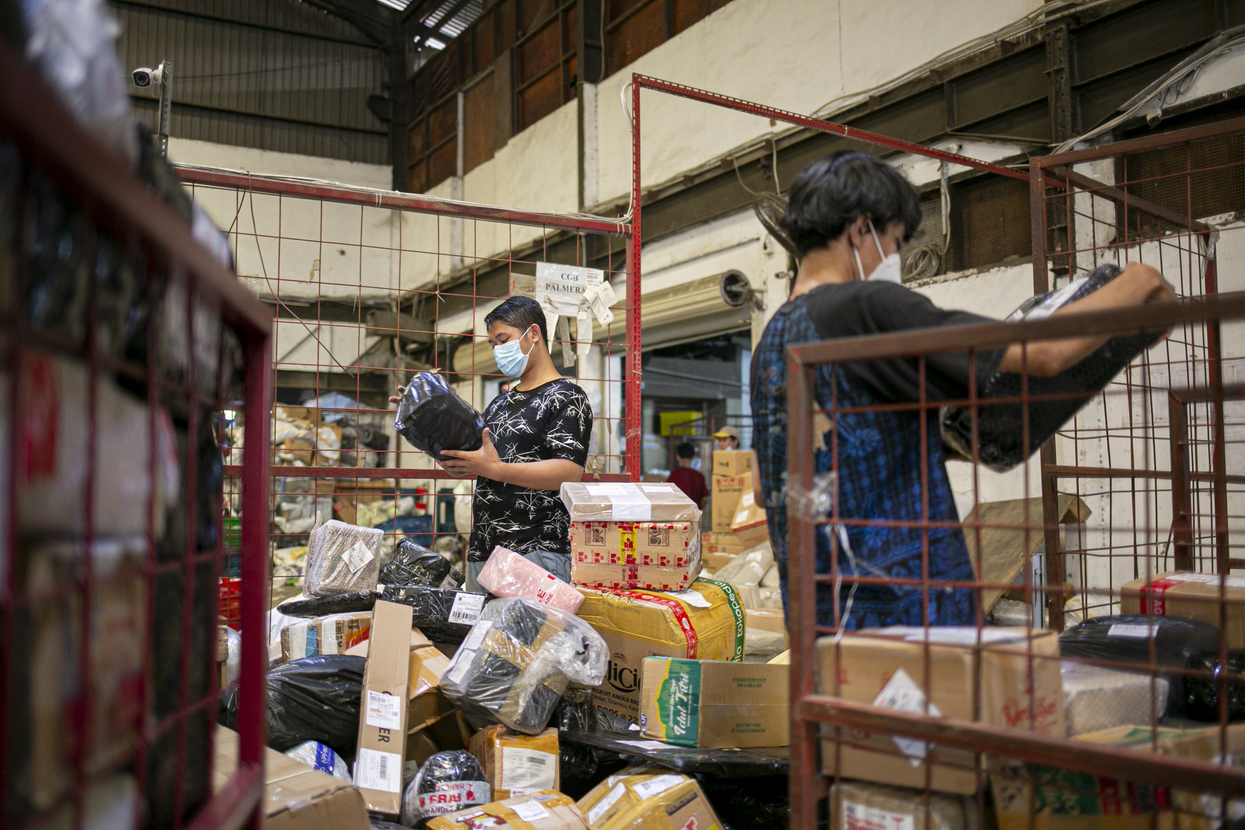 Pekerja menyortir paket untuk dikirim ke alamat tujuan di Gudang SiCepat Hub, Pluit, Jakarta, Jumat (7/5/2021). Menurut jasa pengiriman tersebut menjelang Hari Raya Idul Fitri 1442 Hijriah terjadi peningkatan pengiriman barang dari 800 ribu paket menjadi kurang lebih 1,8 juta paket dalam sehari.