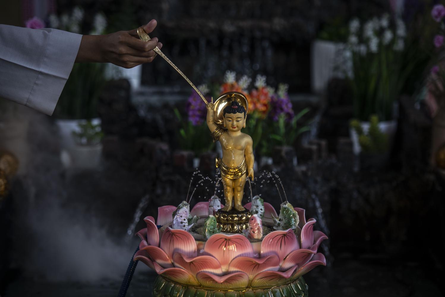 Samaneri memandikan patung Buddha di Vihara Lalitavistara, Cilincing, Jakarta, Rabu (25/5/2021). Pesiapan tersebut dilakukan untuk menyambut rangkaian Hari Raya Waisak 2565 BE pada 26 Mei 2021 yang akan berlangsung secara virtual.