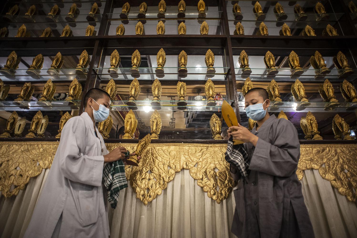 Samaneri membersihkan patung Buddha di Vihara Lalitavistara, Cilincing, Jakarta, Rabu (25/5/2021). Pesiapan tersebut dilakukan untuk menyambut rangkaian Hari Raya Waisak 2565 BE pada 26 Mei 2021 yang akan berlangsung secara virtual.