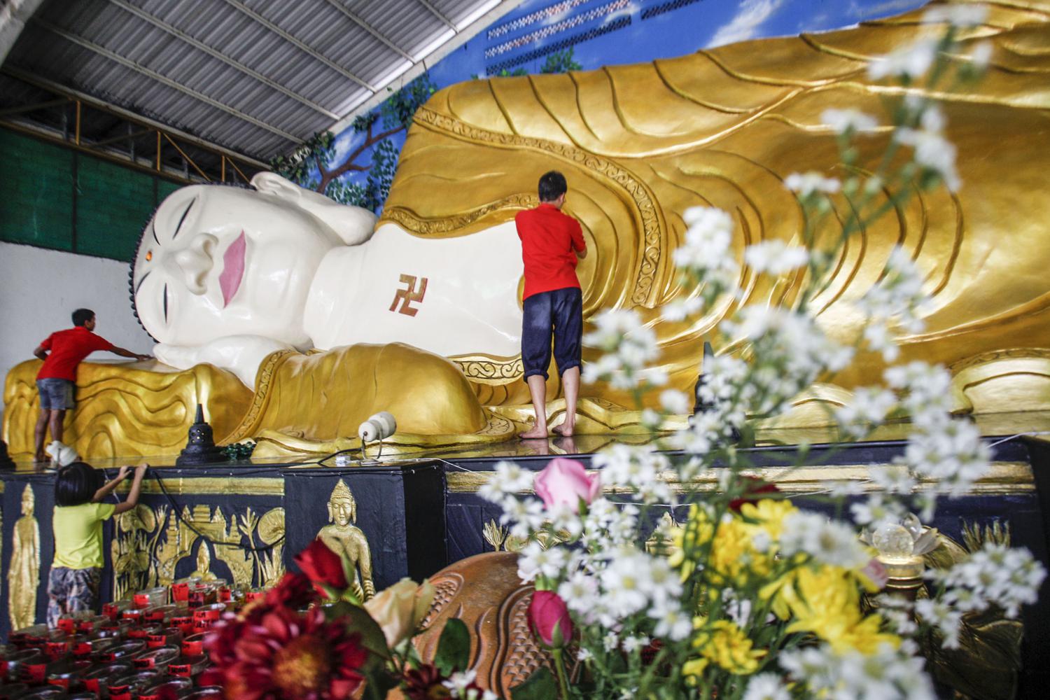 Pekerja membersihkan patung Buddha Tidur di Vihara Buddha Dharma dan 8 Pho Sat, Desa Tonjong, Tajurhalang, Kabupaten Bogor, Jawa Barat, Selasa (25/5/2021). Vihara tersebut mulai dihias dan dibersihkan untuk memberi kenyamanan bagi umat Budha yang akan beribadah saat peringatan Hari Raya Waisak.