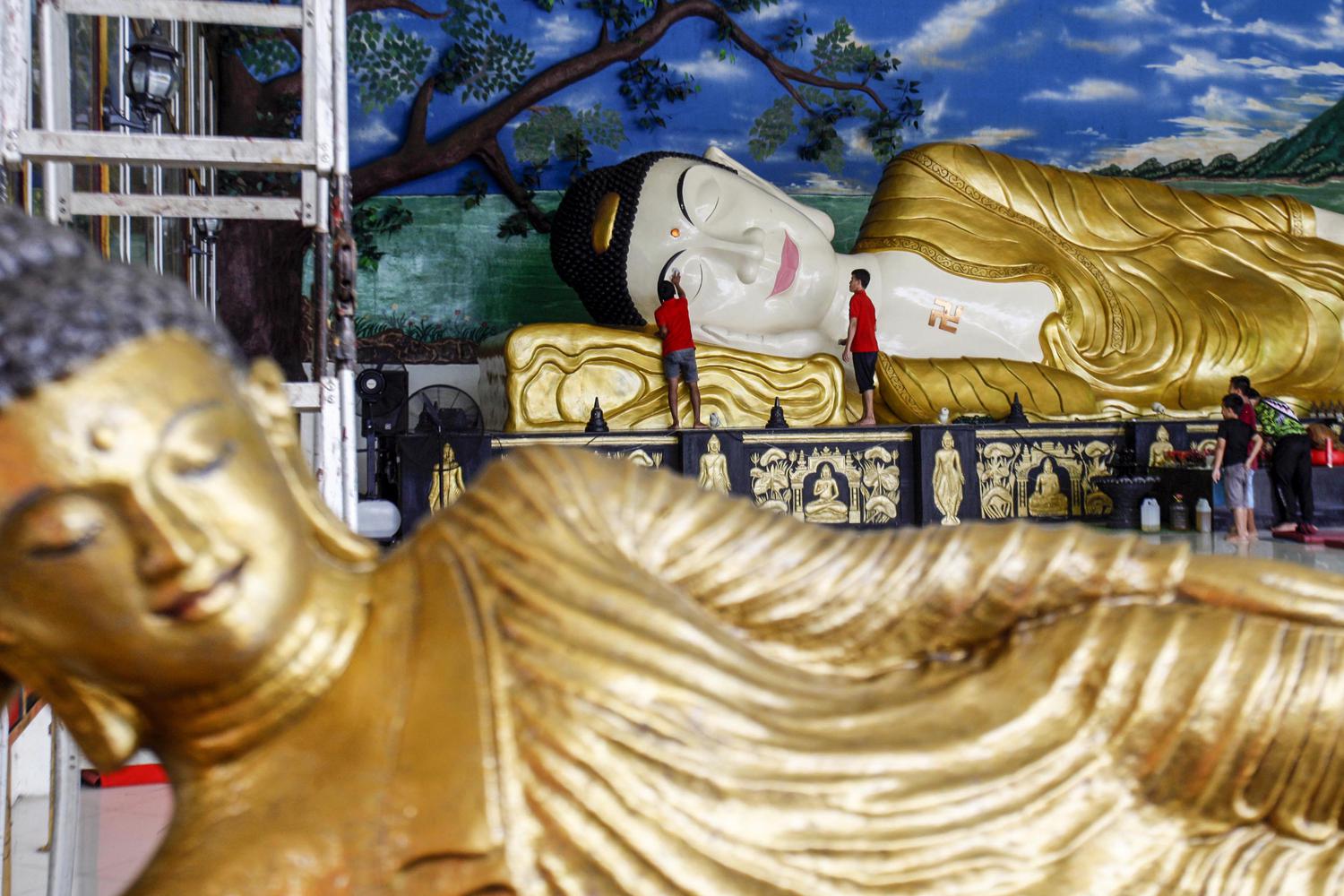 Pekerja membersihkan patung Buddha Tidur di Vihara Buddha Dharma dan 8 Pho Sat, Desa Tonjong, Tajurhalang, Kabupaten Bogor, Jawa Barat, Selasa (25/5/2021). Vihara tersebut mulai dihias dan dibersihkan untuk memberi kenyamanan bagi umat Budha yang akan beribadah saat peringatan Hari Raya Waisak.