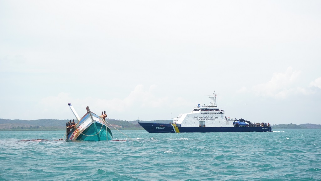 Penenggelaman kapal pelanggar IUUF oleh Ditjen Pengawasan Sumberdaya Kelautan dan Perikanan/KKP