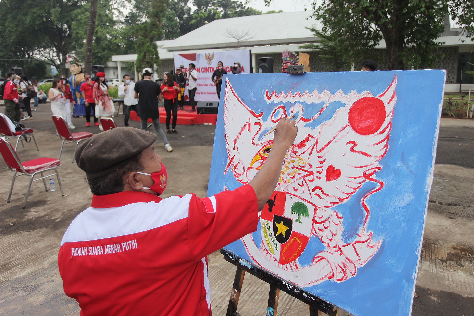 Pelukis membuat lukisan Garuda Pancasila saat Peringatan Hari Lahir Pancasila di Kompleks Gelora Bung Karno, Jakarta, Selasa (1/6/2021). ANTARA FOTO/ Reno Esnir/aww. *** Local Caption ***