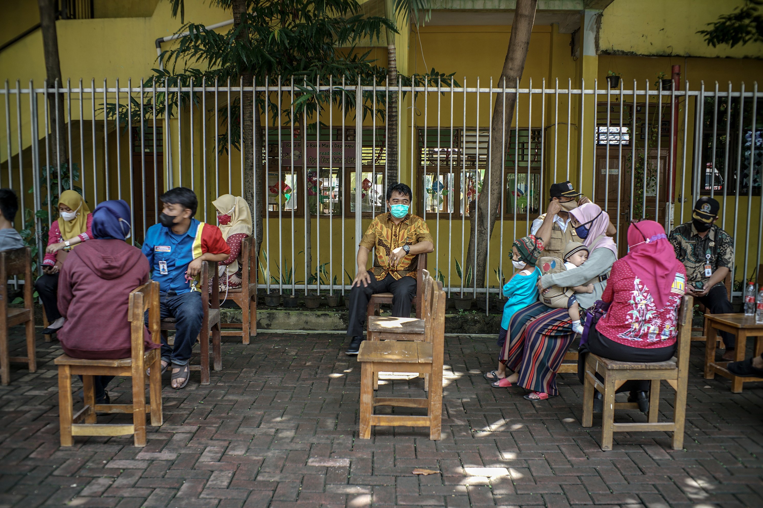 Sejumlah warga mengantre untuk menjalani vaksinasi massal usai ratusan orang dari kawasan tersebut terkonfirmasi positif Covid-19, Cilangkap, Cipayung, Jakarta Timur, Kamis (3/6/2021). Vaksinasi diberikan kepada warga yang sebelumnya telah dinyatakan negatif Covid-19 hasil swab PCR.