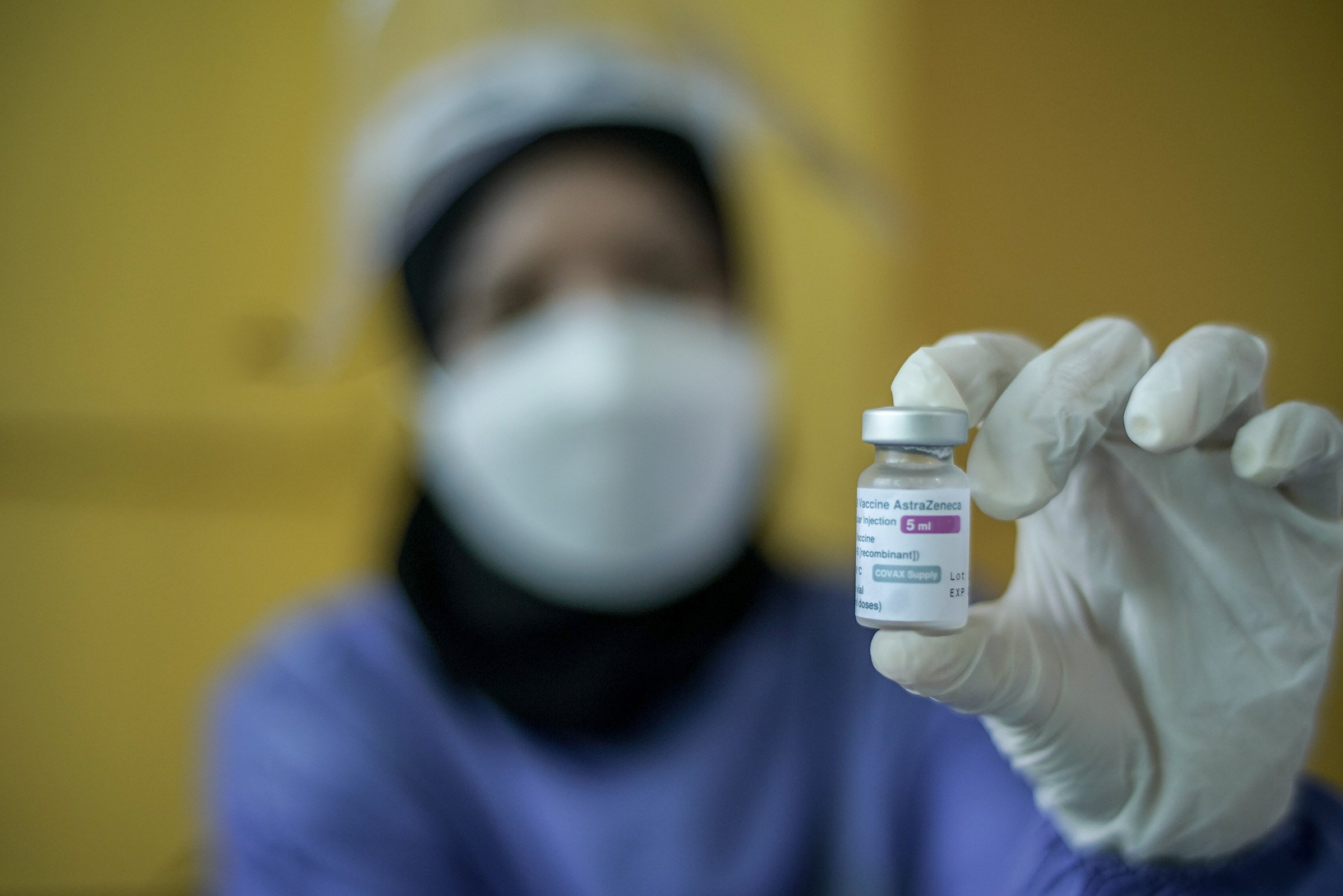 Petugas medis menunjukan vaksin astrazeneca kepada warga RT 03/RW 03, Kelurahan Cilangkap, Cipayung, Jakarta Timur bersiap untuk melakukan suntik vaksin,Kamis (3/6/2021). Vaksinasi massal dilakukan usai ratusan orang dari kawasan tersebut terkonfirmasi positif Covid-19. Vaksinasi diberikan kepada warga yang sebelumnya telah dinyatakan negatif Covid-19 hasil swab PCR.