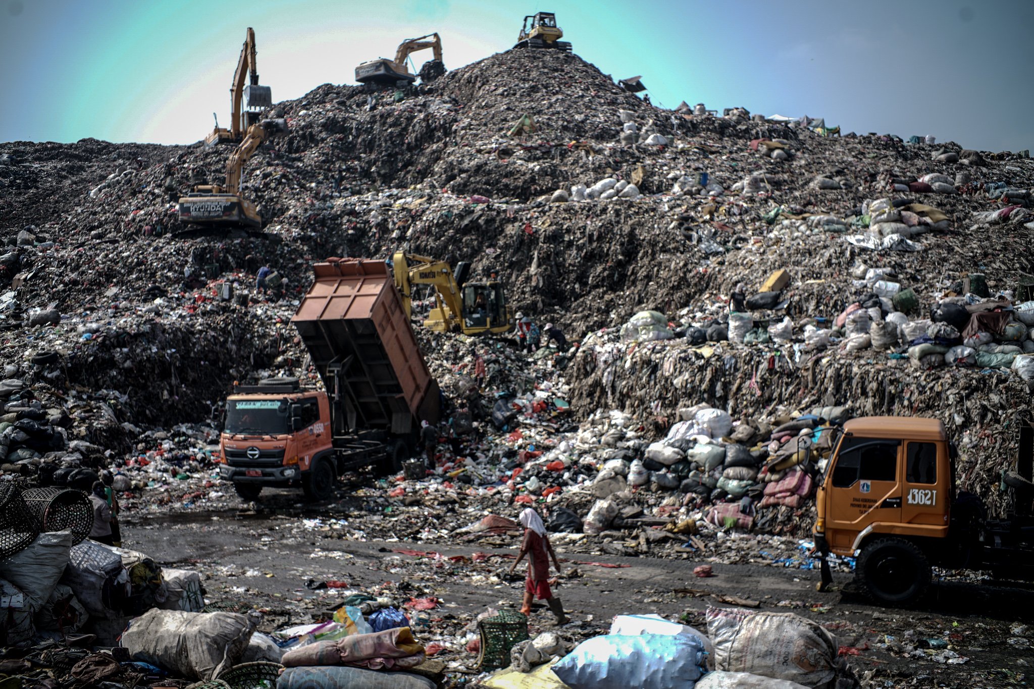 Pemandangan gunug sampah di Tempat Pengolahan Sampah Terpadu (TPST) Bantar Gebang, Bekasi, Jawa Barat (5/6/2021). Pandemi Covid-19 secara tidak langsung berdampak pada pengurangan volume sampah yang masuk ke TPST tersebut dan memengaruhi penghasilan pemungut sampah. 