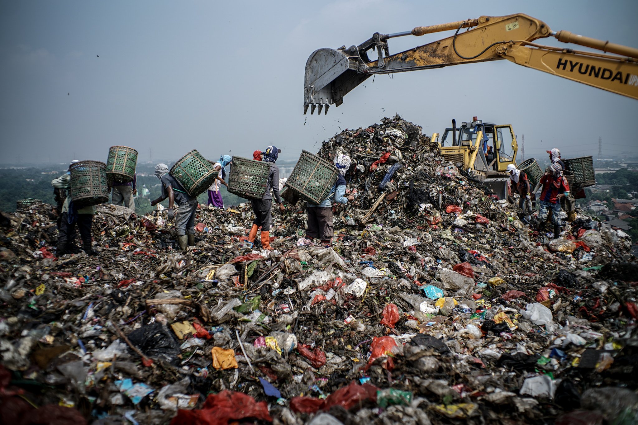 Pemungut sampah memilah sampah rumah tangga yang bisa dimanfaatkan untuk dijual kembali di Tempat Pengolahan Sampah Terpadu (TPST) Bantar Gebang, Bekasi, Jawa Barat (5/6/2021). Pandemi Covid-19 secara tidak langsung berdampak pada pengurangan volume sampah yang masuk ke TPST tersebut dan memengaruhi penghasilan pemungut sampah. 