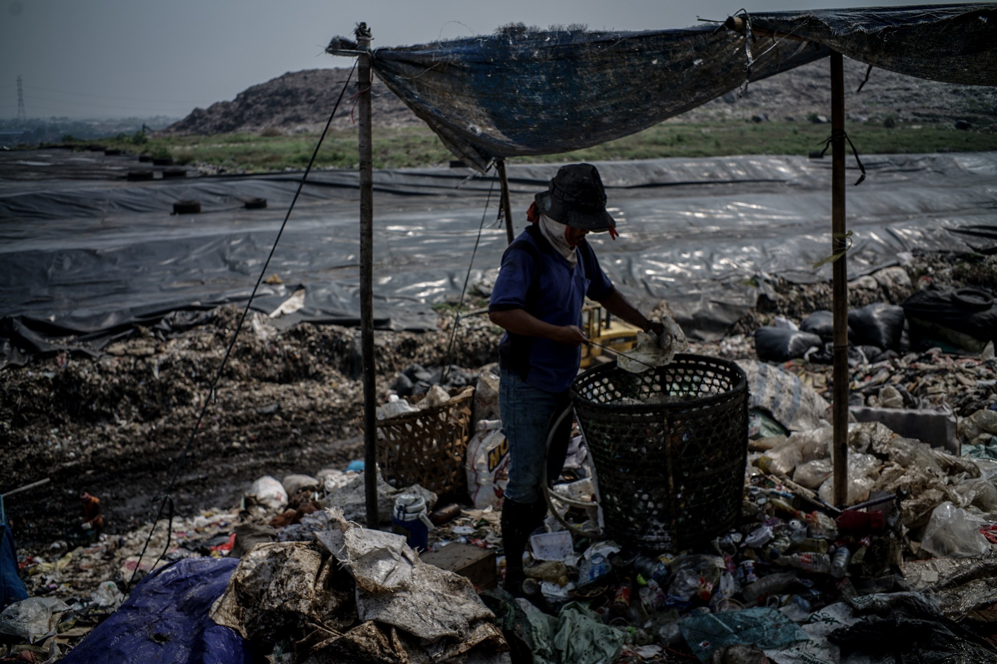 Pemungut sampah memilah sampah rumah tangga yang bisa dimanfaatkan untuk dijual kembali di Tempat Pengolahan Sampah Terpadu (TPST) Bantar Gebang, Bekasi, Jawa Barat (5/6/2021). Pandemi Covid-19 secara tidak langsung berdampak pada pengurangan volume sampah yang masuk ke TPST tersebut dan memengaruhi penghasilan pemungut sampah. 