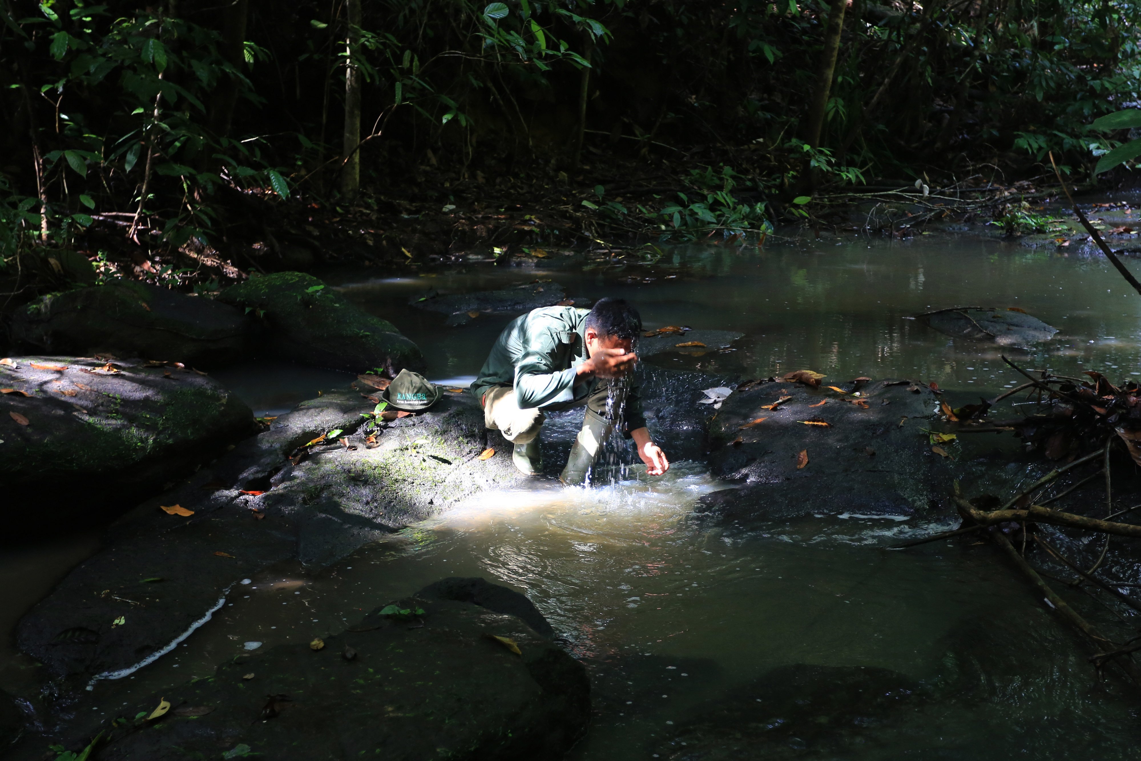 Seorang Jagawana membasuh mukanya dengan air sungai saat beraptroli di Kwasan Ekosistem Leuser