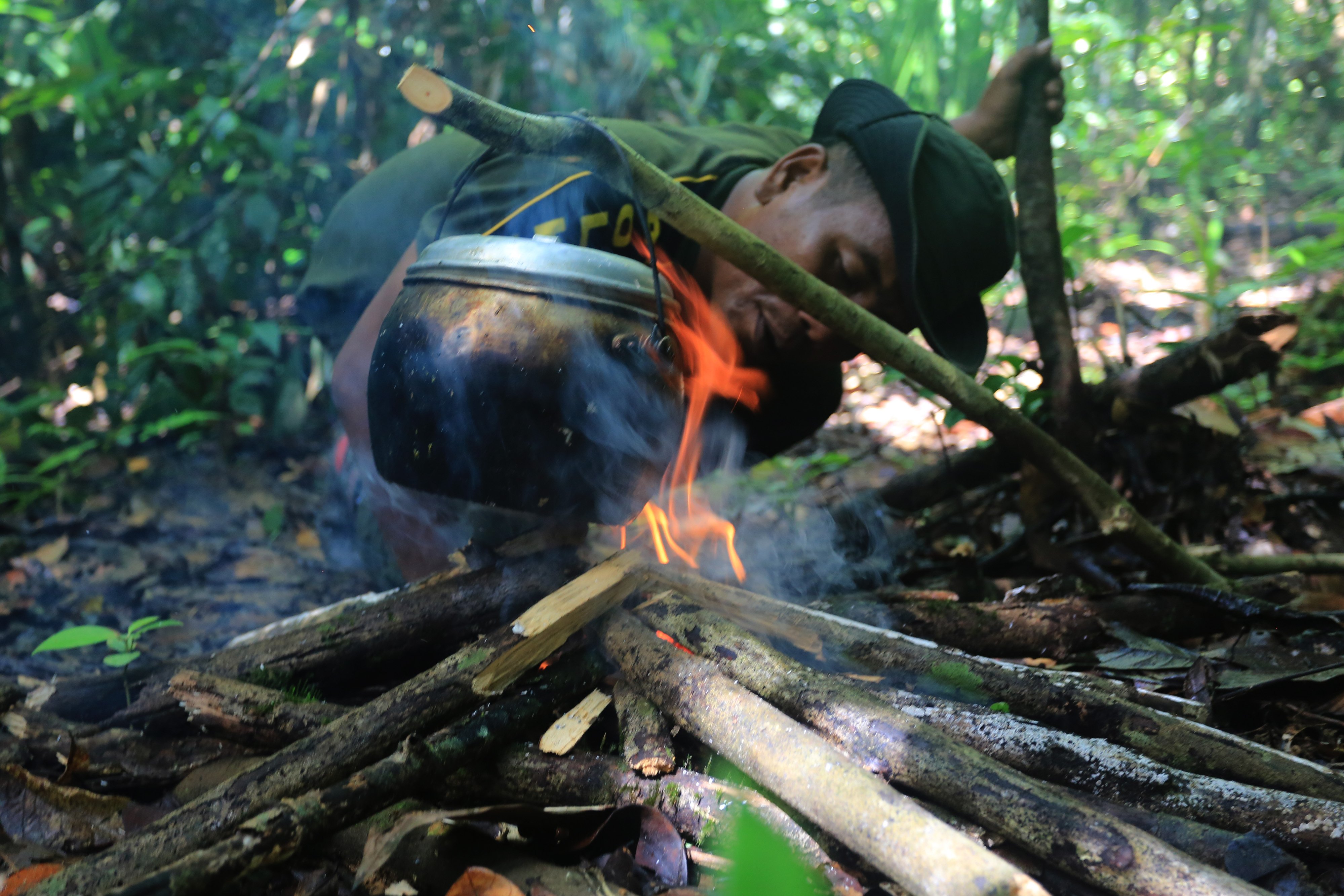 Seorang Jagawana memasak menggunakan kayu bakar saat berpatroli di Kawasan Ekosistem Leuser