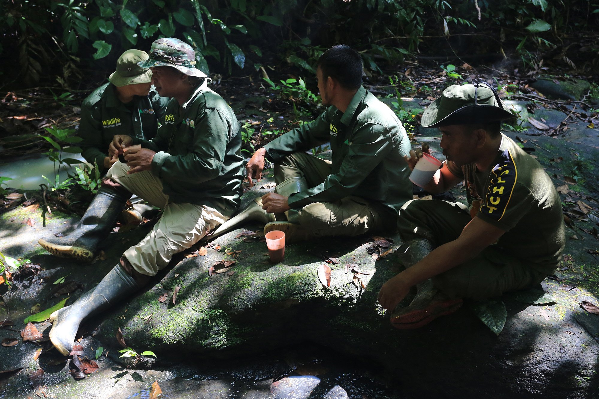 Jagawana beristirahat di sela-sela patroli di Kawasan Ekosistem Leuser