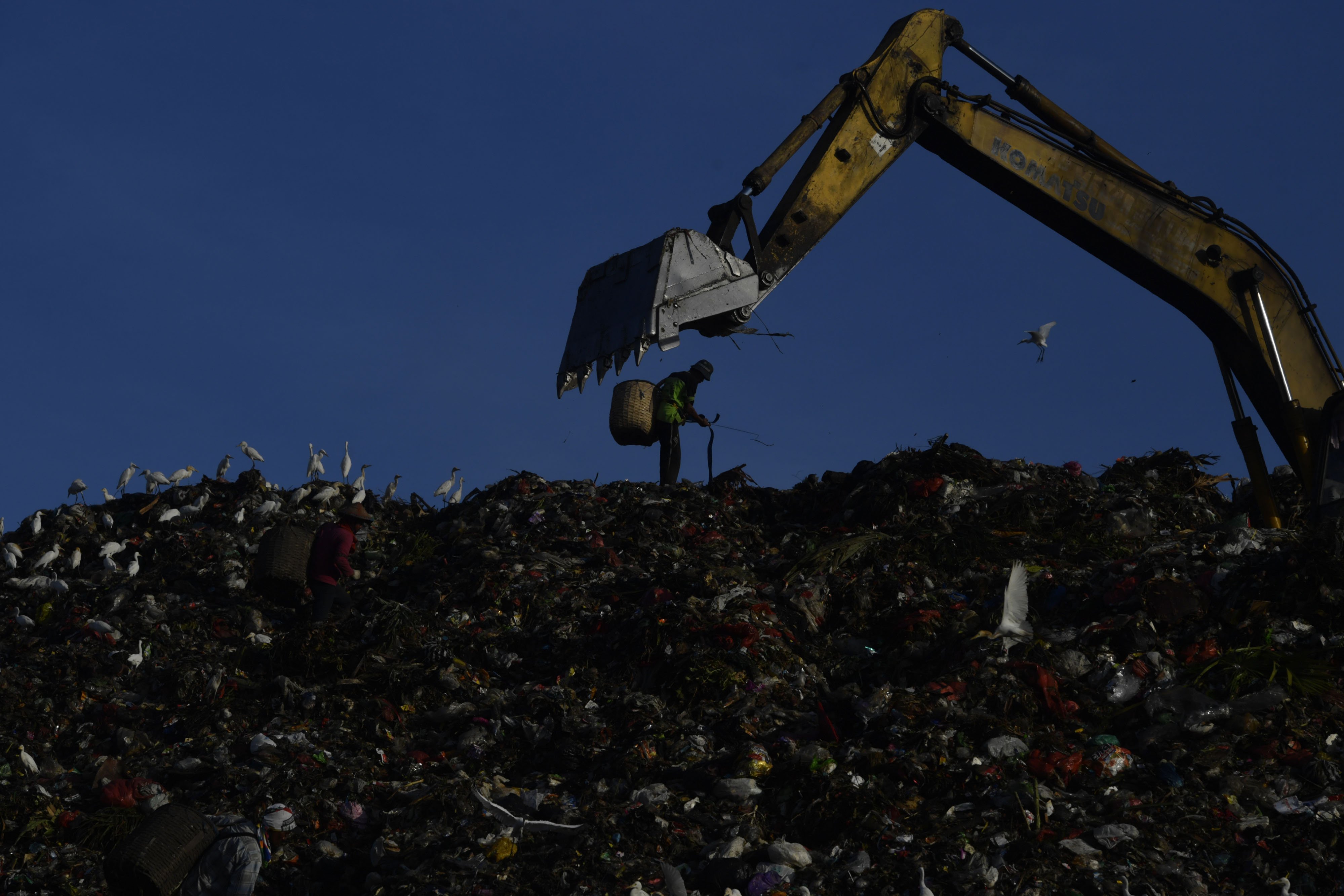 Pemungut sampah memilah sampah di Tempat Pembuangan Akhir (TPA) Benowo, Surabaya, Jawa Timur. Saat ini hanya tersisa 40 pemungut sampah di TPA tersebut.