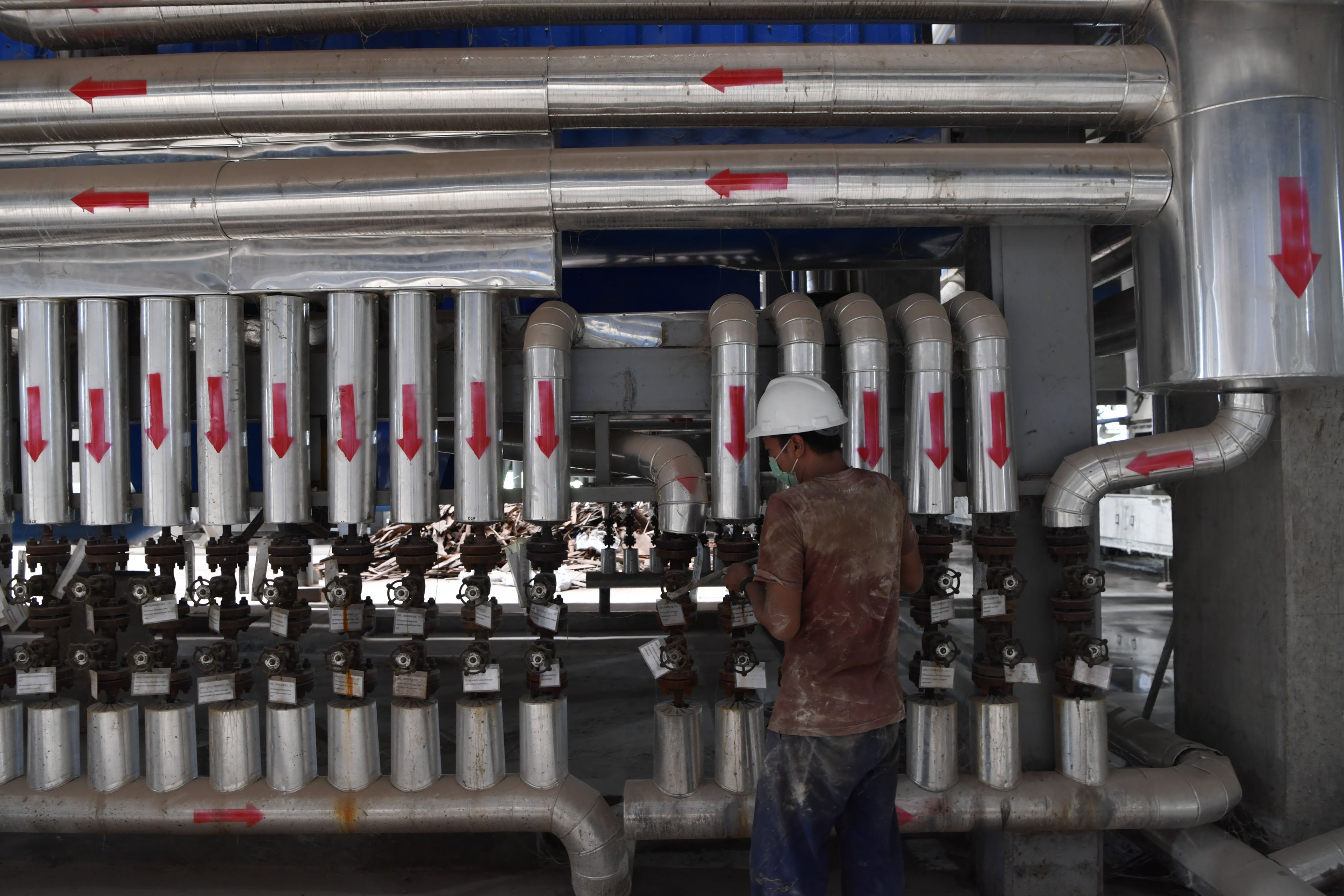Pekerja memeriksa mesin boiler di Gasification Power Plant TPA Benowo, Surabaya, Jawa Timur.