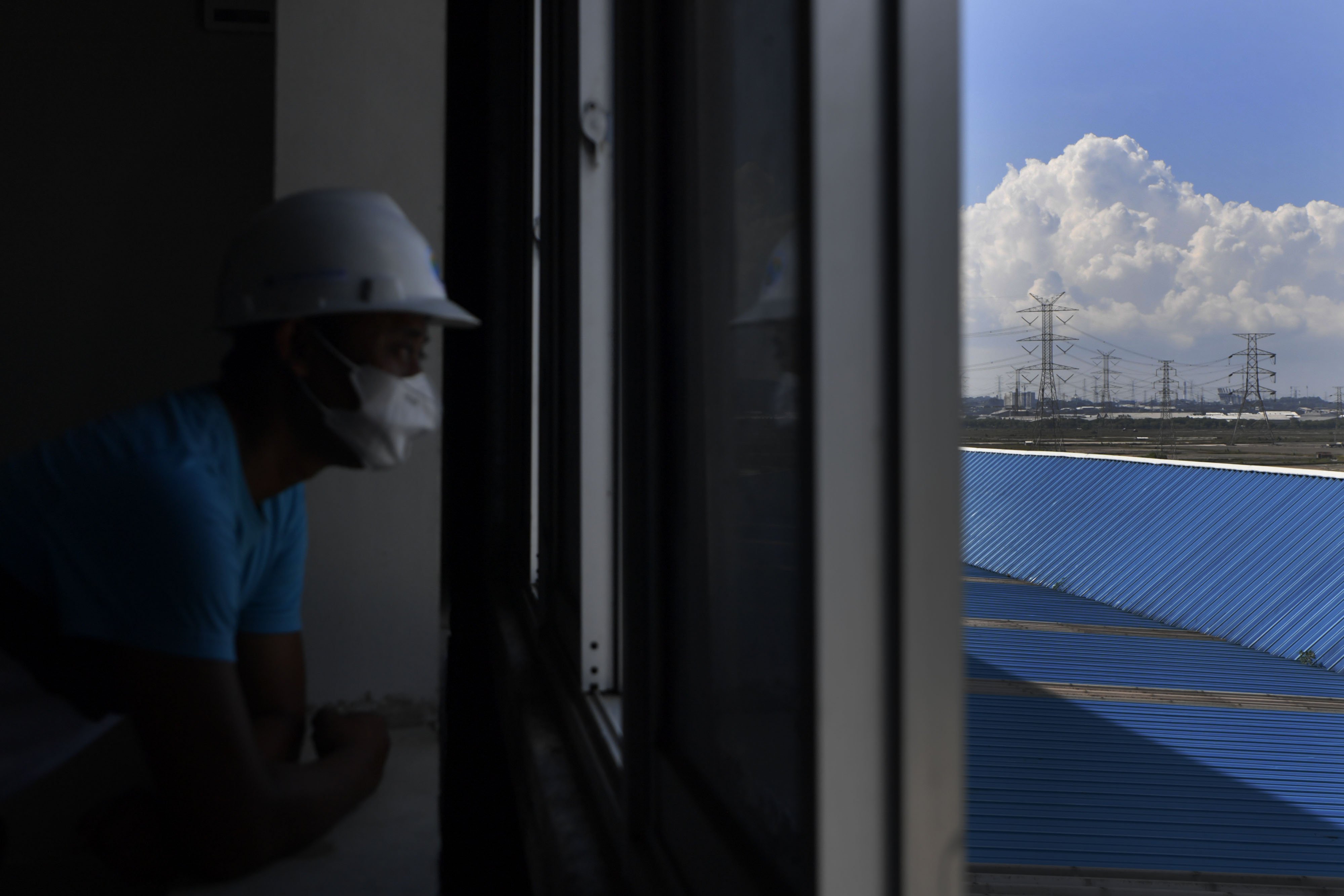 Pekerja mengamati area Gasification Power Plant di TPA Benowo, Surabaya, Jawa Timur.