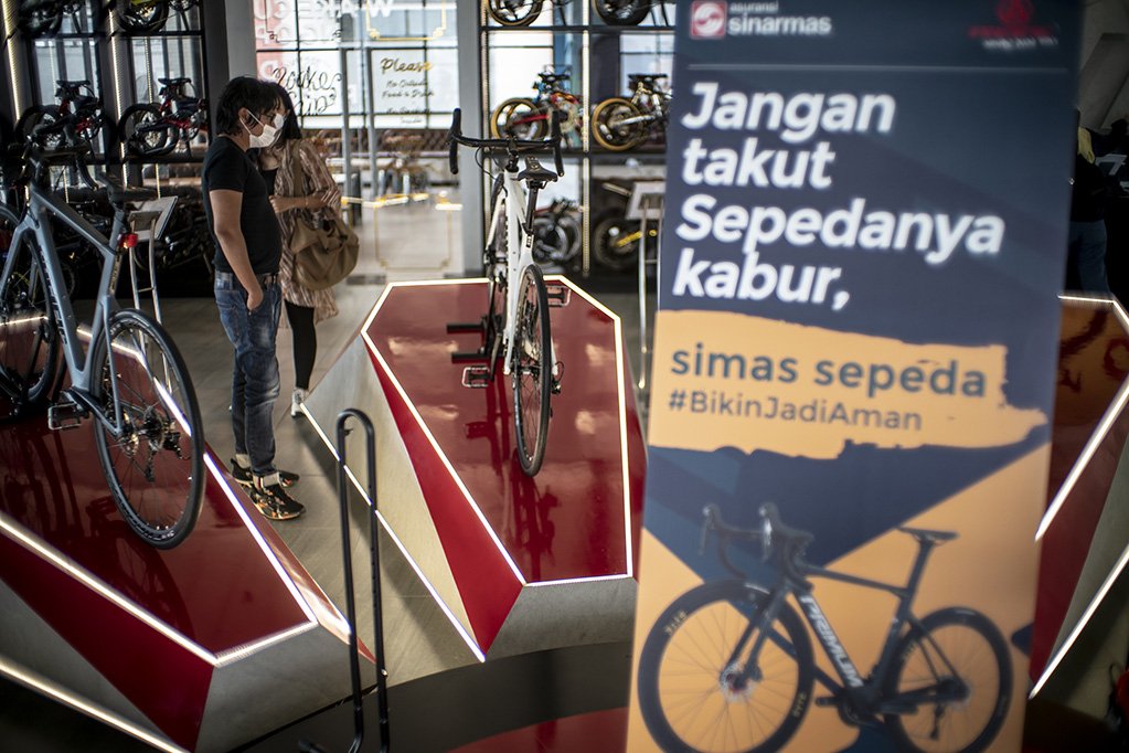 Pengunjung melihat sepeda yang dijual di Pusat Sepeda, Pantai Indah Kapuk (PIK) 2, Jakarta, Rabu (16/6/2021). Sempat booming di awal musim pandemi Covid-19, kini harga sepeda alami penurunan karena beberapa faktor diantaranya perpindahan minat pengguna sepeda lipat ke jenis sepeda lain.