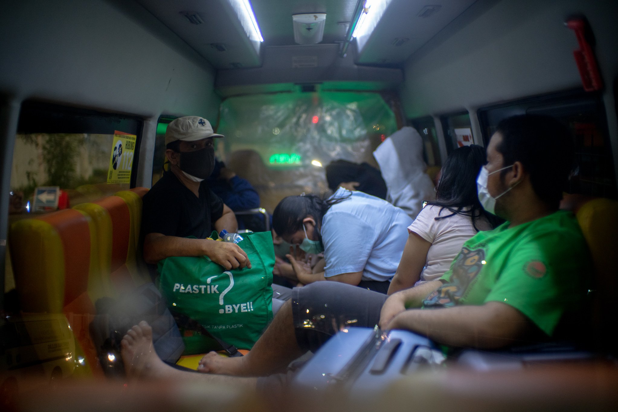 Sejumlah pasien terkonfirmasi Covid-19 menunggu antrean di dalam Bus Sekolah di Rumah Sakit Darurat COVID-19 (RSDC) Wisma Atlet Kemayoran, Jakarta, Selasa (15/6/2021). Menurut Koordinator RSDC Wisma Atlet Kemayoran Mayjen TNI Tugas Ratmono, pihaknya menambah jumlah kapasitas tempat tidur menjadi 7.394 dari 5.994 akibat lonjakan pasien positif COVID-19 di wilayah DKI Jakarta dan sekitarnya.