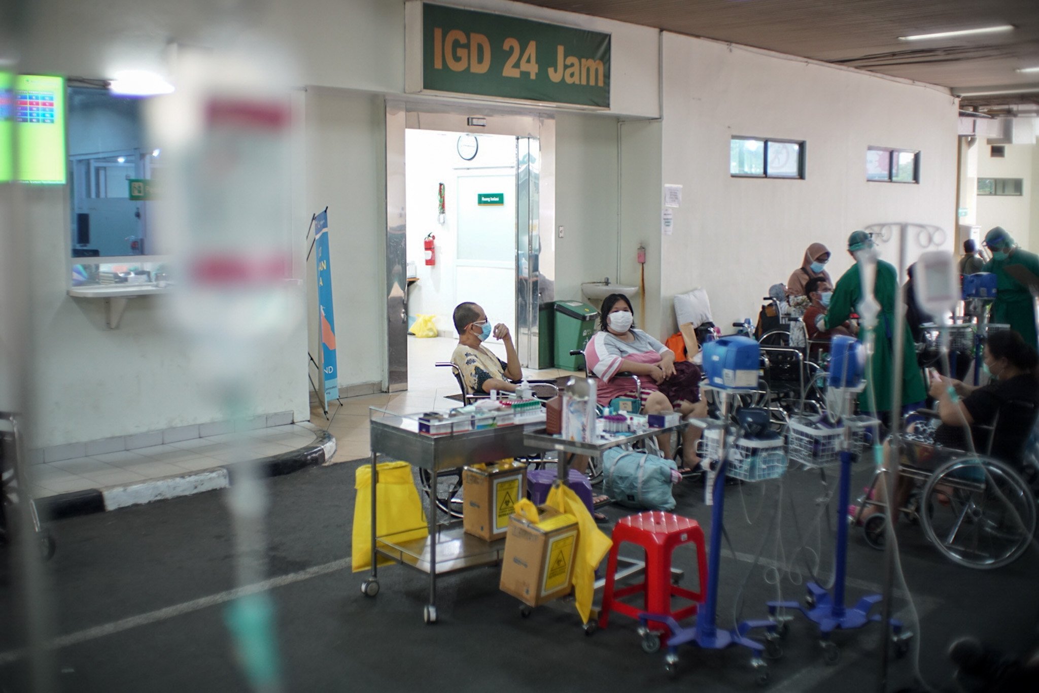 Suasana antrean pasien Covid-19 yang menunggu di pelataran untuk mendapatkan tempat tidur perawatan di IGD RSUD Cengkareng, Jakarta Barat, Rabu, (23/6/2021). Sejak awal bulan Juni 2021 atau setelah libur lebaran hingga saat ini lonjakan pasien positif Covid-19 terus terjadi sehingga rumah sakit kewalahan dan kehabisan tempat perawatan.