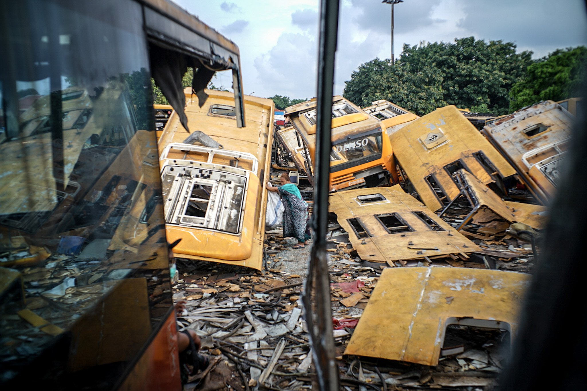 Sejumlah warga mencari sisa-sisa besi rongsok di area bangkai bus Transjakarta di Terminal Polugadung, Jakarta Timur, Kamis, (24/6/2021). Lebih dari lima puluh bus Transjakarta terbengkalai dan potongan dari bangkai bus tersebut dimanfaatkan oleh warga setempat untuk dijual kembali dengan harga jual Rp. 4.000 per kilogram.