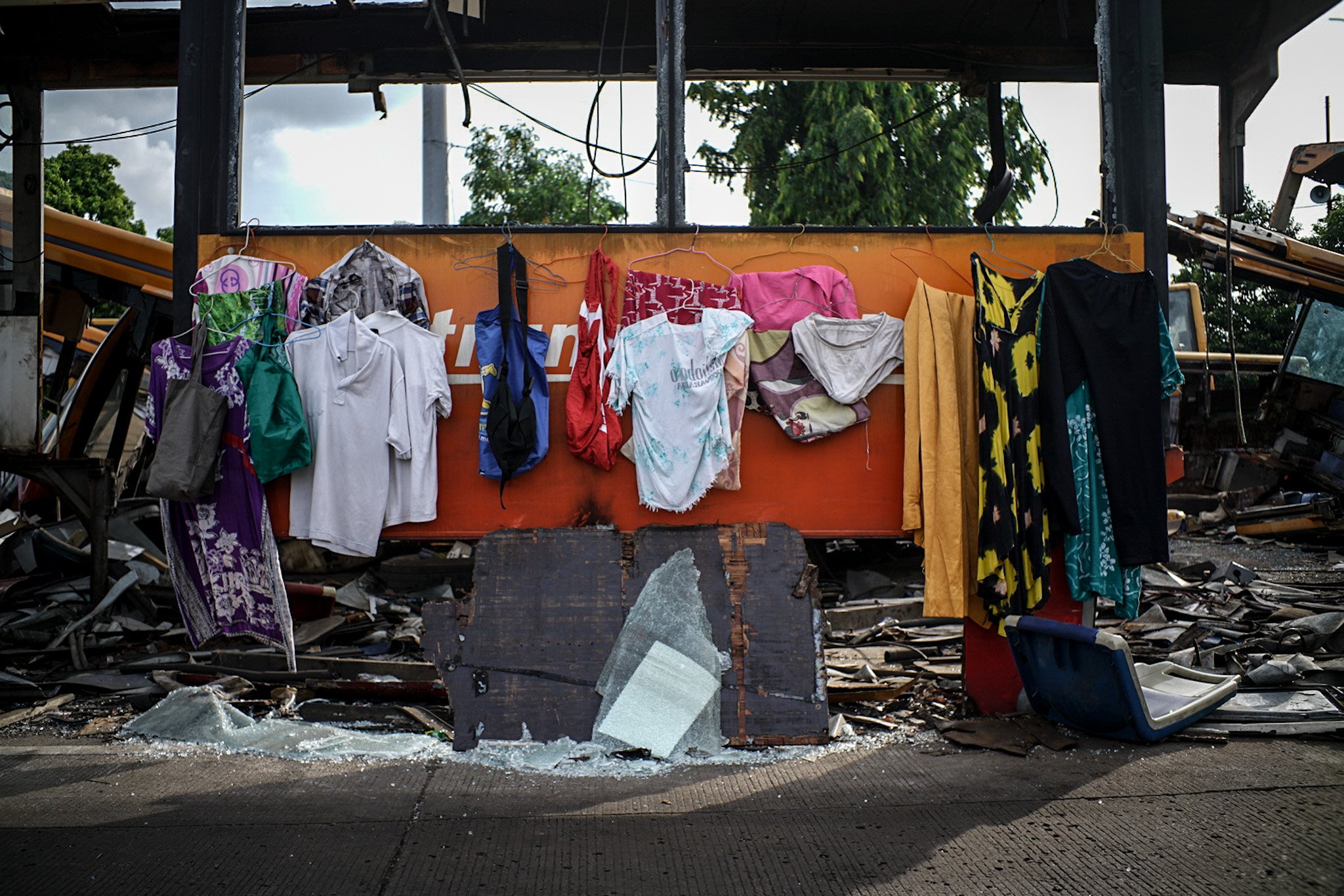 Selain mencari sisa-sisa besi rongsok di area bangkai bus Transjakarta warga juga memanfaatkannya menjadi jemuran di Terminal Polugadung, Jakarta Timur, Kamis, (24/6/2021). Lebih dari lima puluh bus Transjakarta terbengkalai dan potongan dari bangkai bus tersebut dimanfaatkan oleh warga setempat untuk dijual kembali dengan harga jual Rp. 4.000 per kilogram.