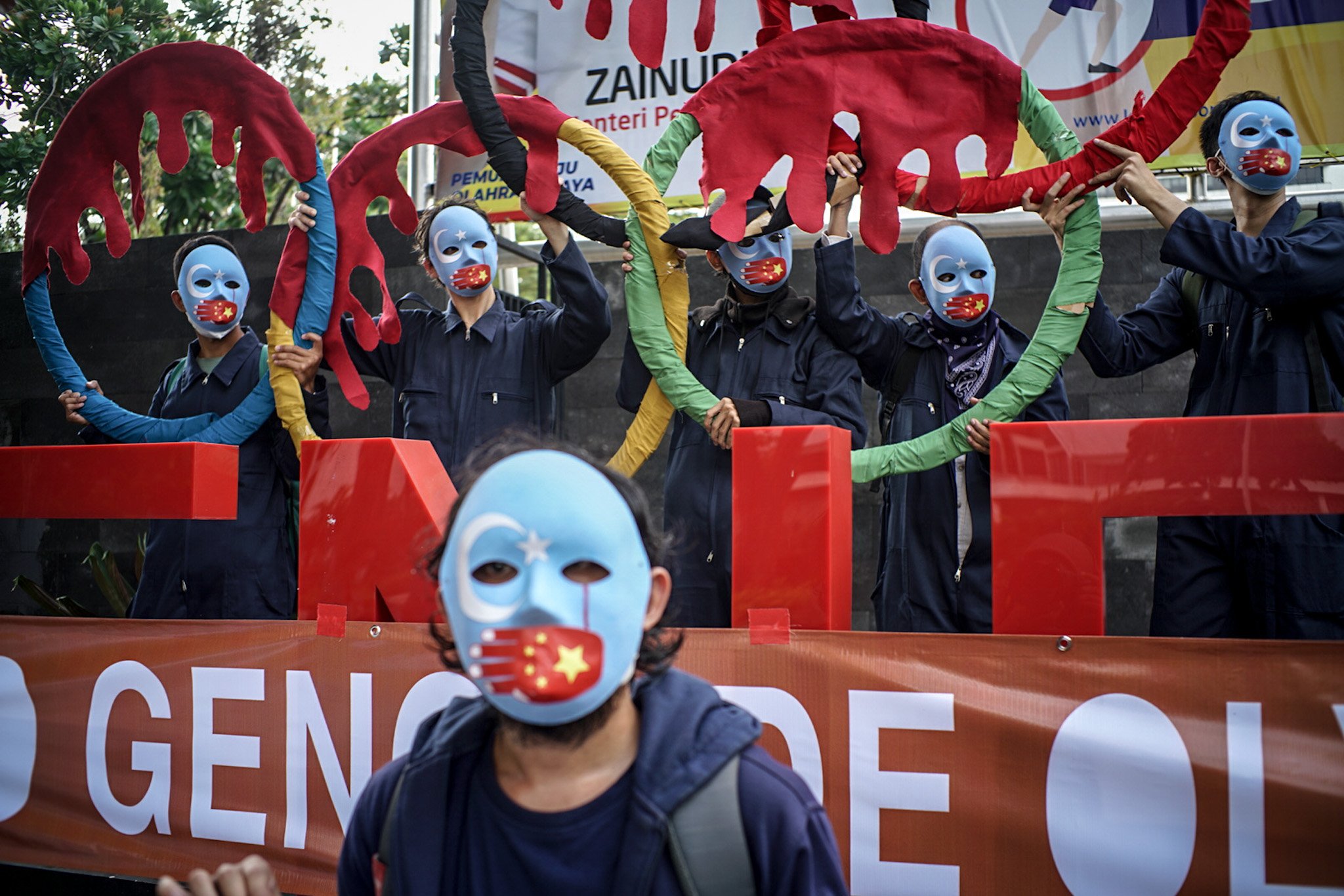Massa aksi menggunakan topeng etnis Uyghur melakukan aksi damai di depan Gedung Kemenpora RI, Jakarta, Jumat (25/6/2021). Selama unjuk rasa massa aksi menuntut Kemenpora untuk memboikot Olimpiade Beijing 2022.