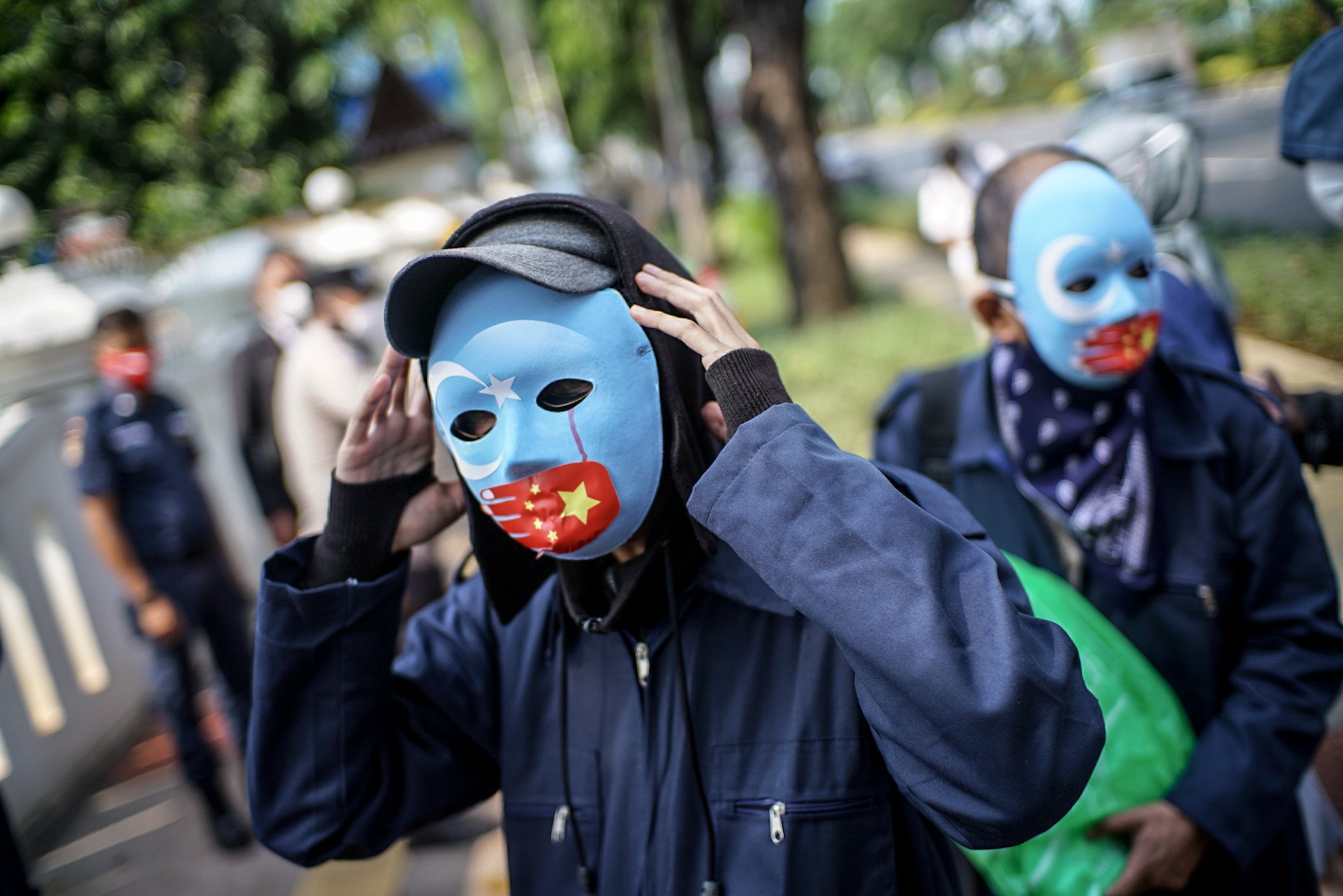 Massa aksi menggunakan topeng etnis Uyghur melakukan aksi teatrikal saat aksi damai di depan Gedung Kemenpora RI, Jakarta, Jumat (25/6/2021). Selama unjuk rasa massa aksi menuntut Kemenpora untuk memboikot Olimpiade Beijing 2022.
